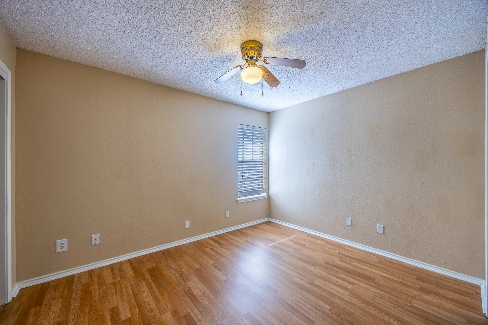 Townhouse For Sale in Tarrant County , 7337 Kingswood Circle, Fort Worth, Texas 76133, 2 Bedroom, 2 Bathroom, Garage spaces, 1,104 Sqft, built in 1983, mls#21362753, Real Estate Agent in Fort Worth, Homes For Sale in Tarrant county, Homes For Sale in Fort Worth, Realtor in Fort Worth Texas, Real Estate Brokerage Independent Realty Texas, Luminita Cordes Realtor
