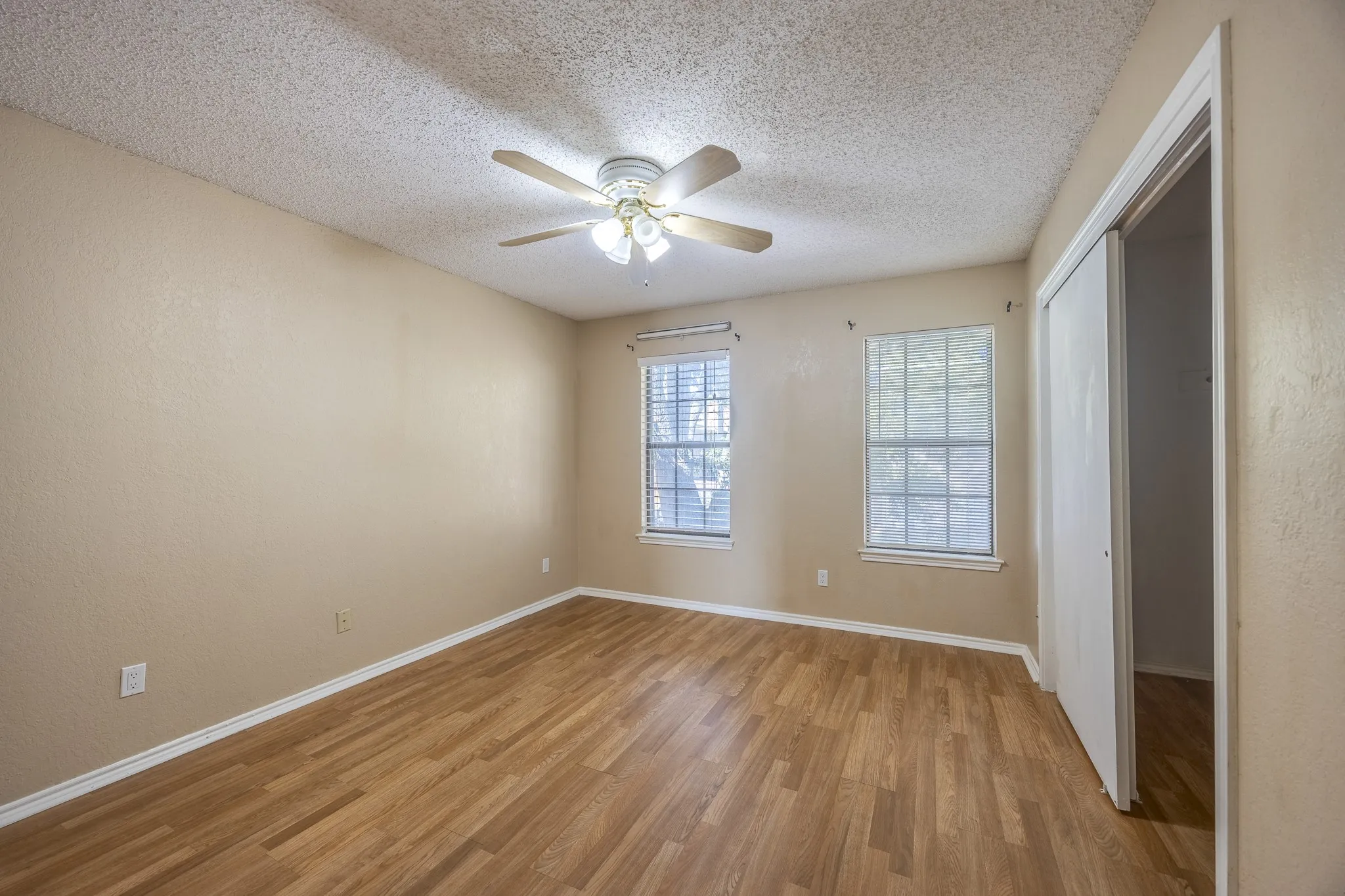 Townhouse For Sale in Tarrant County , 7337 Kingswood Circle, Fort Worth, Texas 76133, 2 Bedroom, 2 Bathroom, Garage spaces, 1,104 Sqft, built in 1983, mls#21362753, Real Estate Agent in Fort Worth, Homes For Sale in Tarrant county, Homes For Sale in Fort Worth, Realtor in Fort Worth Texas, Real Estate Brokerage Independent Realty Texas, Luminita Cordes Realtor
