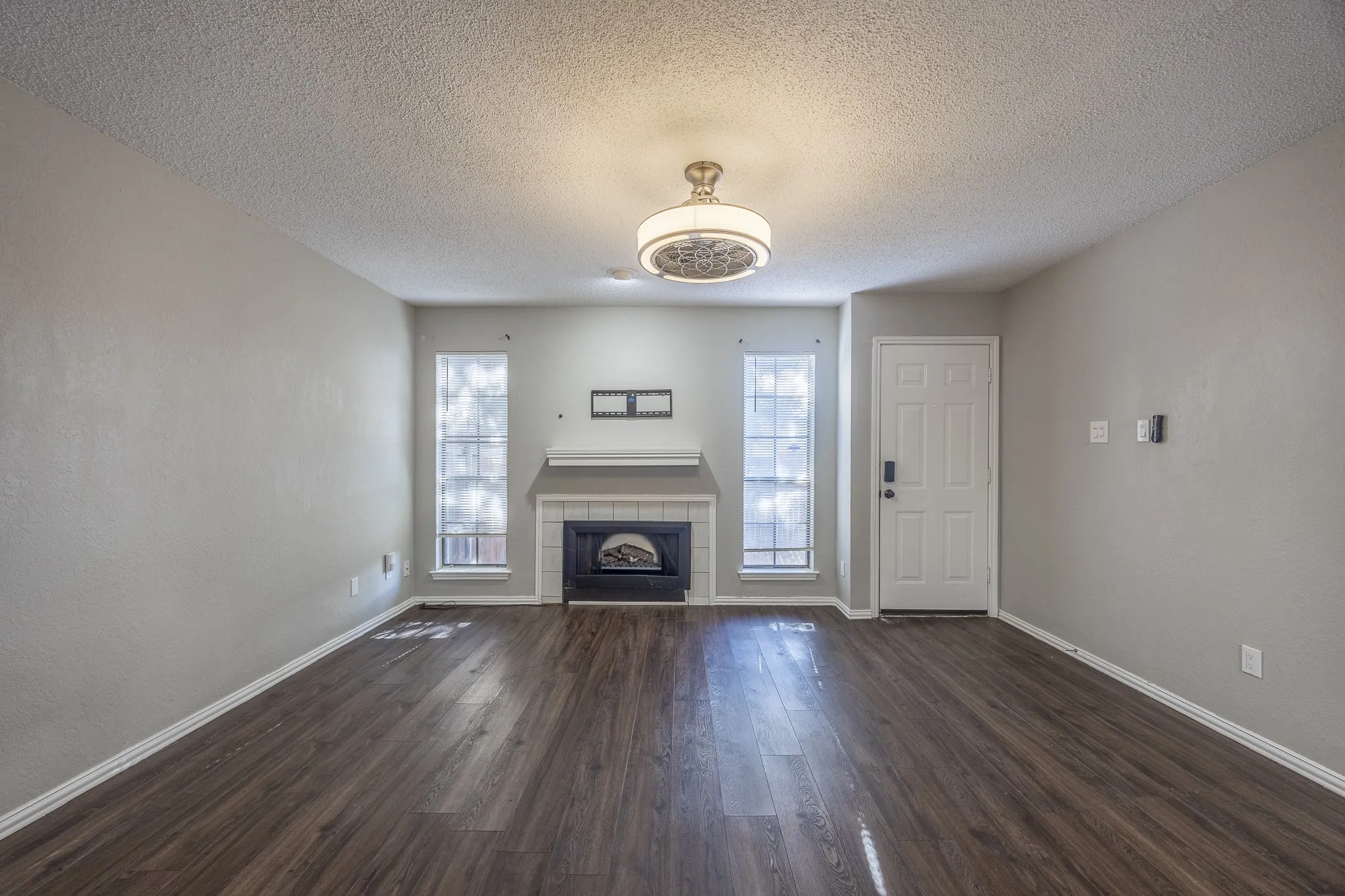 Townhouse For Sale in Tarrant County , 7337 Kingswood Circle, Fort Worth, Texas 76133, 2 Bedroom, 2 Bathroom, Garage spaces, 1,104 Sqft, built in 1983, mls#21362753, Real Estate Agent in Fort Worth, Homes For Sale in Tarrant county, Homes For Sale in Fort Worth, Realtor in Fort Worth Texas, Real Estate Brokerage Independent Realty Texas, Luminita Cordes Realtor