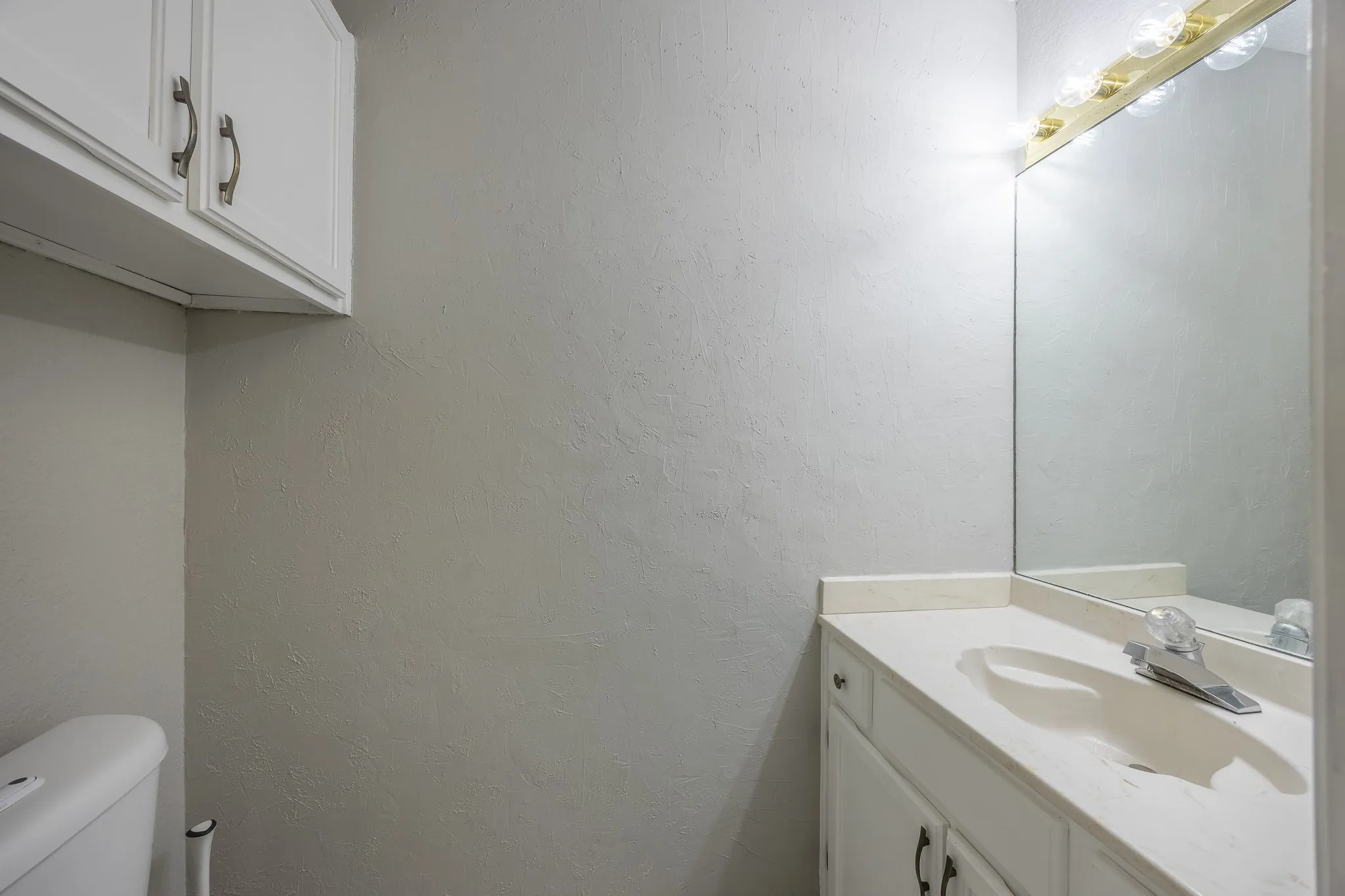 Townhouse For Sale in Tarrant County , 7337 Kingswood Circle, Fort Worth, Texas 76133, 2 Bedroom, 2 Bathroom, Garage spaces, 1,104 Sqft, built in 1983, mls#21362753, Real Estate Agent in Fort Worth, Homes For Sale in Tarrant county, Homes For Sale in Fort Worth, Realtor in Fort Worth Texas, Real Estate Brokerage Independent Realty Texas, Luminita Cordes Realtor