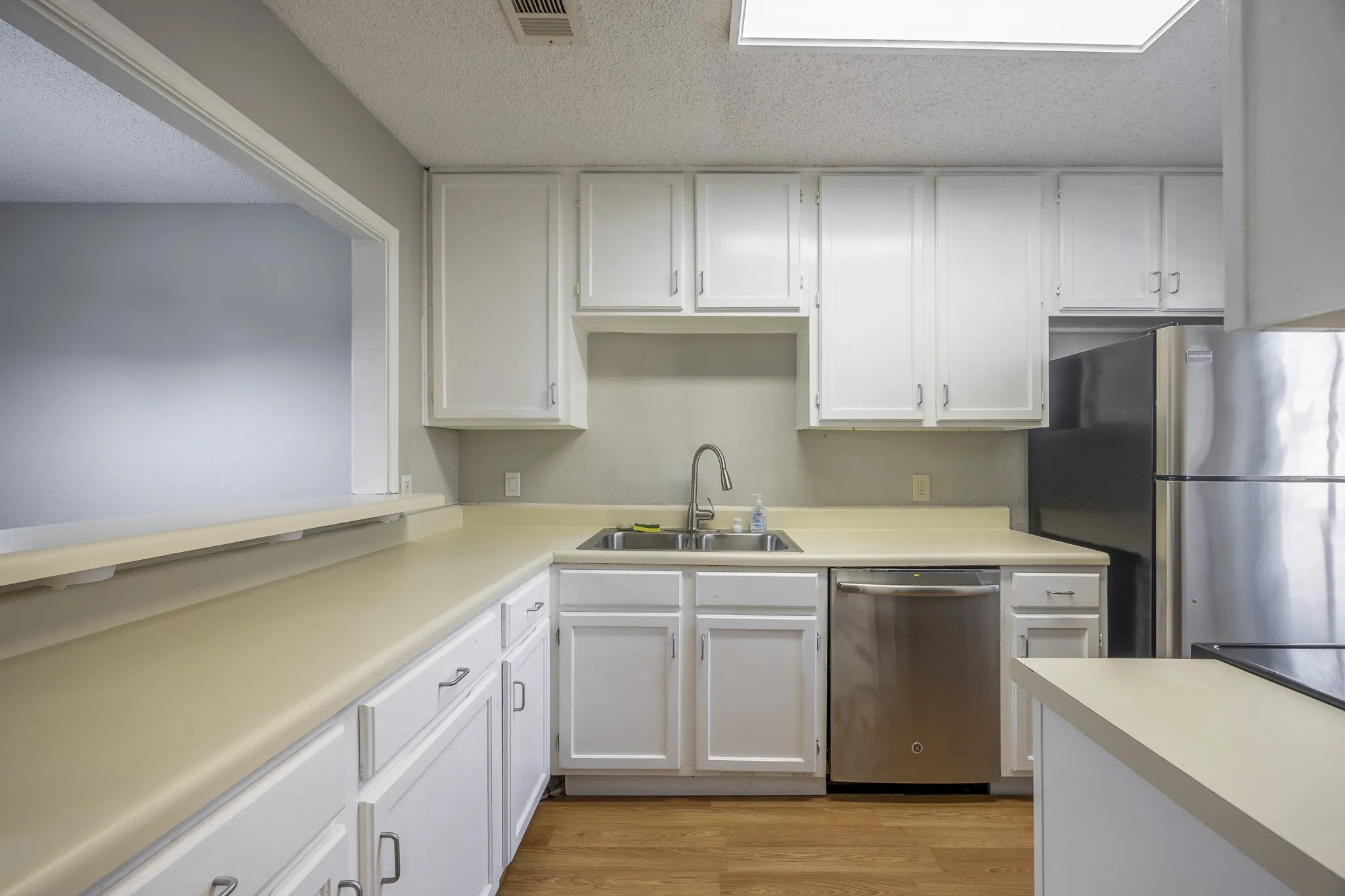 Townhouse For Sale in Tarrant County , 7337 Kingswood Circle, Fort Worth, Texas 76133, 2 Bedroom, 2 Bathroom, Garage spaces, 1,104 Sqft, built in 1983, mls#21362753, Real Estate Agent in Fort Worth, Homes For Sale in Tarrant county, Homes For Sale in Fort Worth, Realtor in Fort Worth Texas, Real Estate Brokerage Independent Realty Texas, Luminita Cordes Realtor