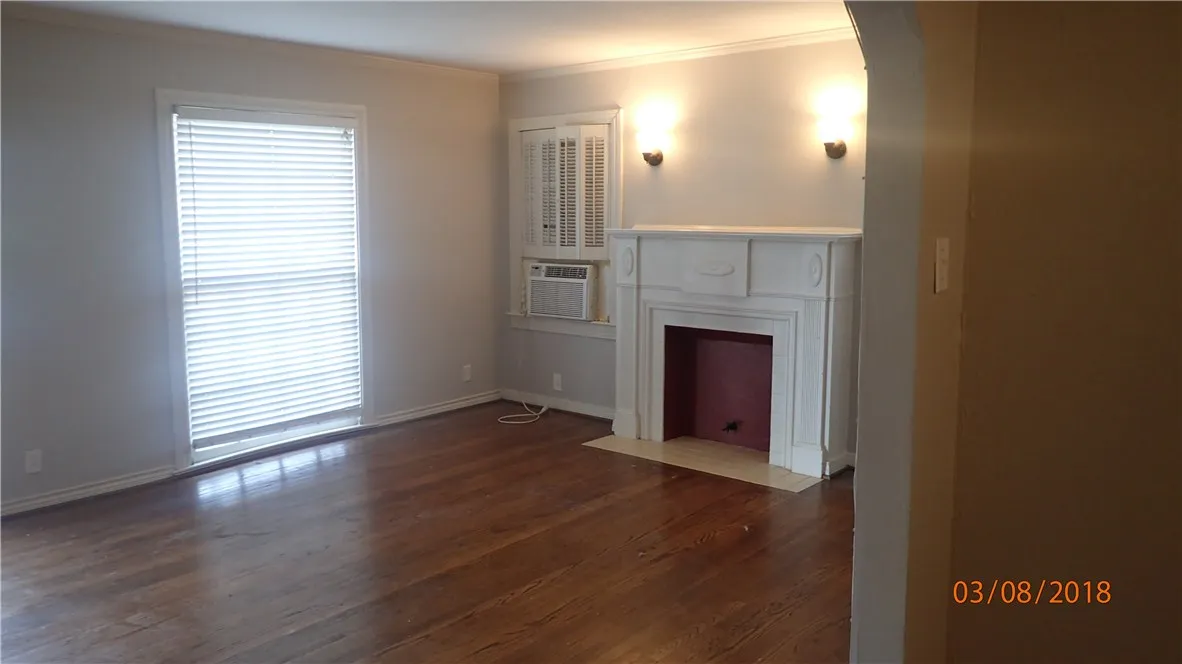 Duplex For Rent in Dallas County , 5824 Anita Street, Dallas, Texas 75206, 1 Bedroom, 1 Bathroom, Garage spaces, 769 Sqft, built in 1940, mls#21354180, Real Estate Agent in Dallas, Homes For Rent in Dallas county, Homes For Rent in Dallas, Realtor in Dallas Texas, Real Estate Brokerage Independent Realty Texas, Luminita Cordes Realtor
