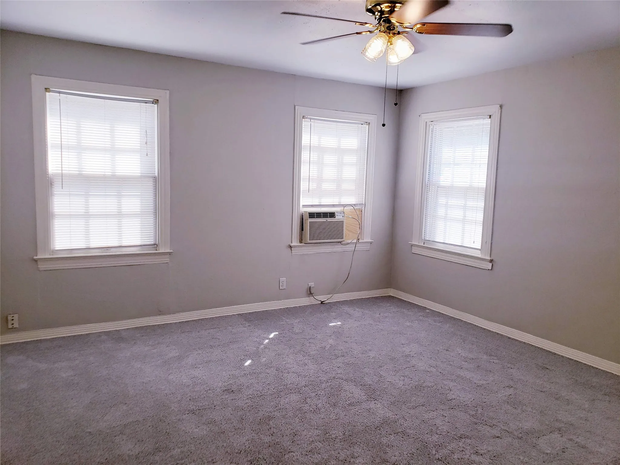 Duplex For Rent in Dallas County , 5824 Anita Street, Dallas, Texas 75206, 1 Bedroom, 1 Bathroom, Garage spaces, 769 Sqft, built in 1940, mls#21354180, Real Estate Agent in Dallas, Homes For Rent in Dallas county, Homes For Rent in Dallas, Realtor in Dallas Texas, Real Estate Brokerage Independent Realty Texas, Luminita Cordes Realtor
