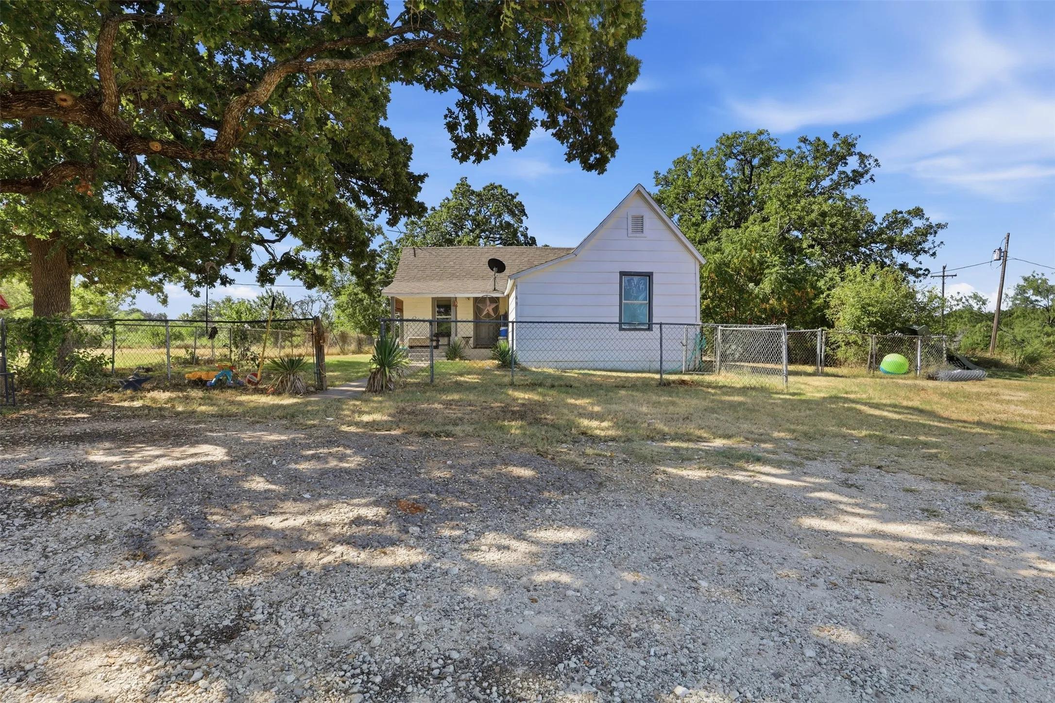 Single Family Residence For Sale in Johnson County , 1141 County Road 426, Cleburne, Texas 76031, 3 Bedroom, 2 Bathroom, 2 Garage spaces, 1,409 Sqft, built in 1972, Price $949,000, mls#21362786, Real Estate Agent in Cleburne, Homes For Sale in Johnson county, Homes For Sale in Cleburne, Realtor in Cleburne Texas, Real Estate Brokerage Independent Realty Texas, Luminita Cordes Realtor