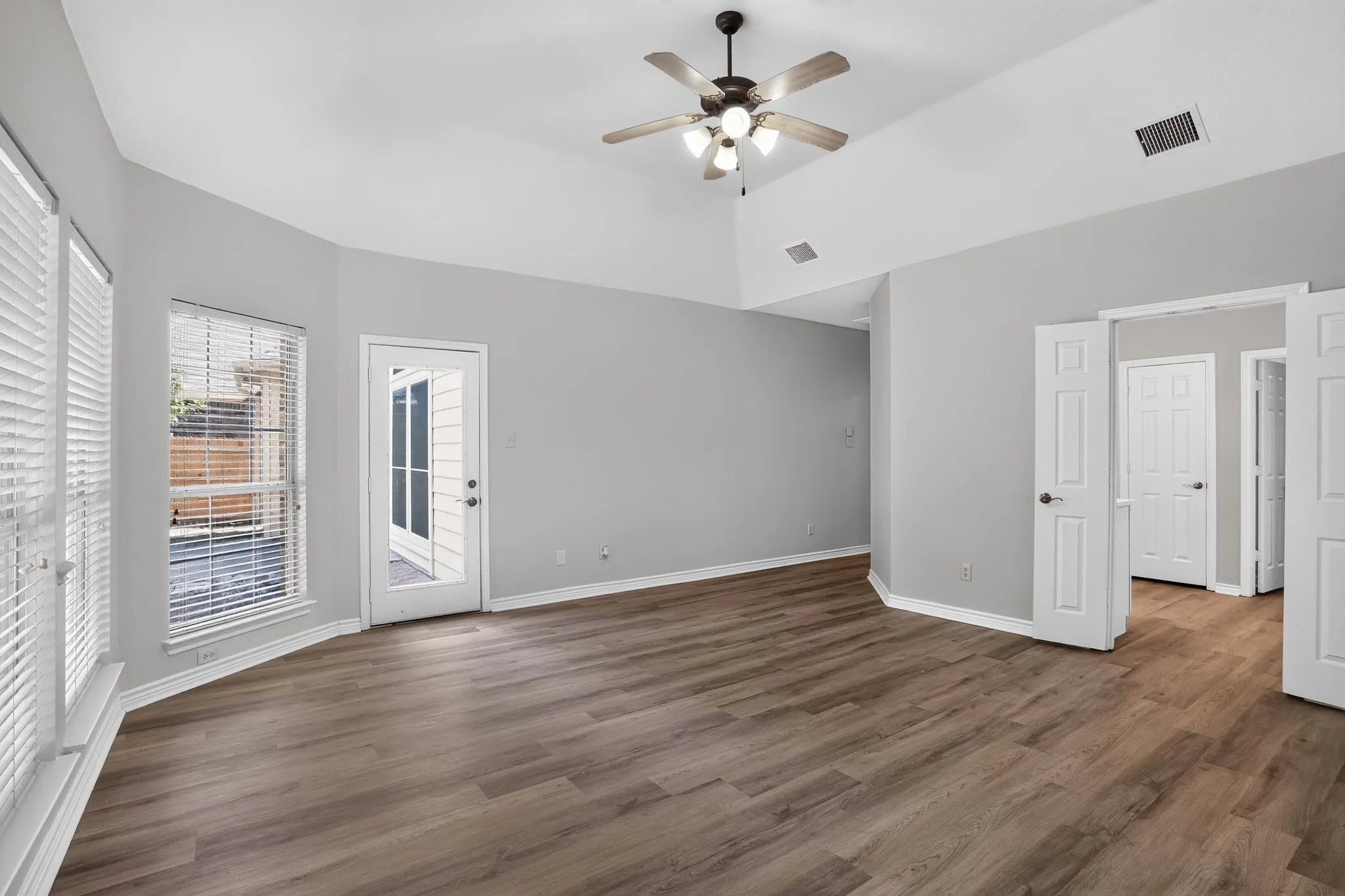 Single Family Residence For Sale in Tarrant County , 7405 Sweet Meadows Drive, Fort Worth, Texas 76123, 5 Bedroom, 4 Bathroom, 2 Garage spaces, 3,506 Sqft, built in 2001, mls#21362740, Real Estate Agent in Fort Worth, Homes For Sale in Tarrant county, Homes For Sale in Fort Worth, Realtor in Fort Worth Texas, Real Estate Brokerage Independent Realty Texas, Luminita Cordes Realtor