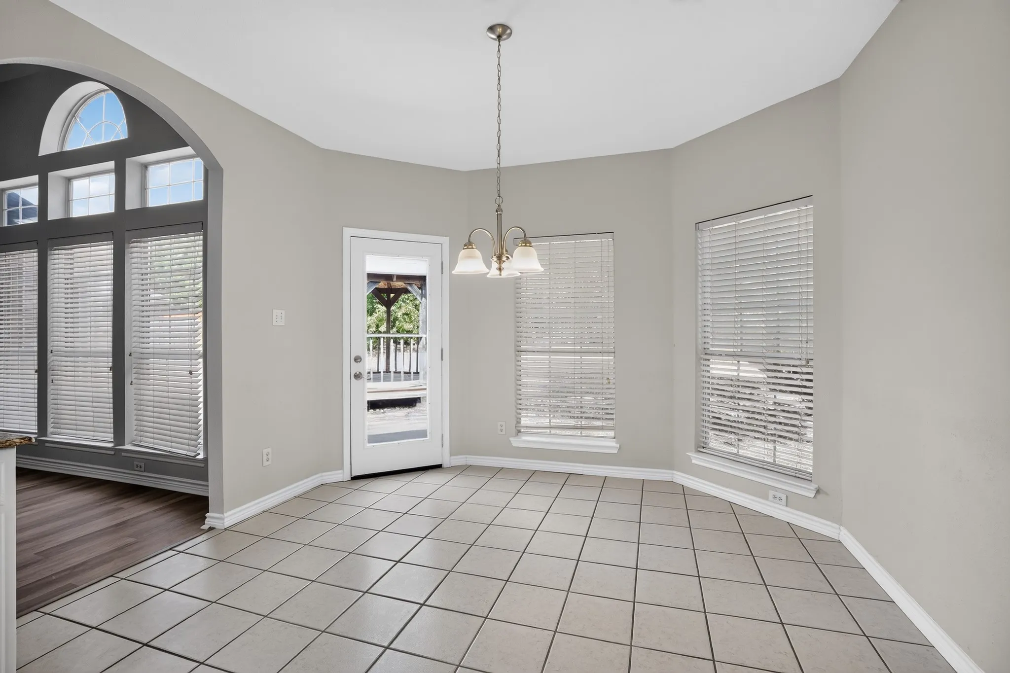 Single Family Residence For Sale in Tarrant County , 7405 Sweet Meadows Drive, Fort Worth, Texas 76123, 5 Bedroom, 4 Bathroom, 2 Garage spaces, 3,506 Sqft, built in 2001, mls#21362740, Real Estate Agent in Fort Worth, Homes For Sale in Tarrant county, Homes For Sale in Fort Worth, Realtor in Fort Worth Texas, Real Estate Brokerage Independent Realty Texas, Luminita Cordes Realtor