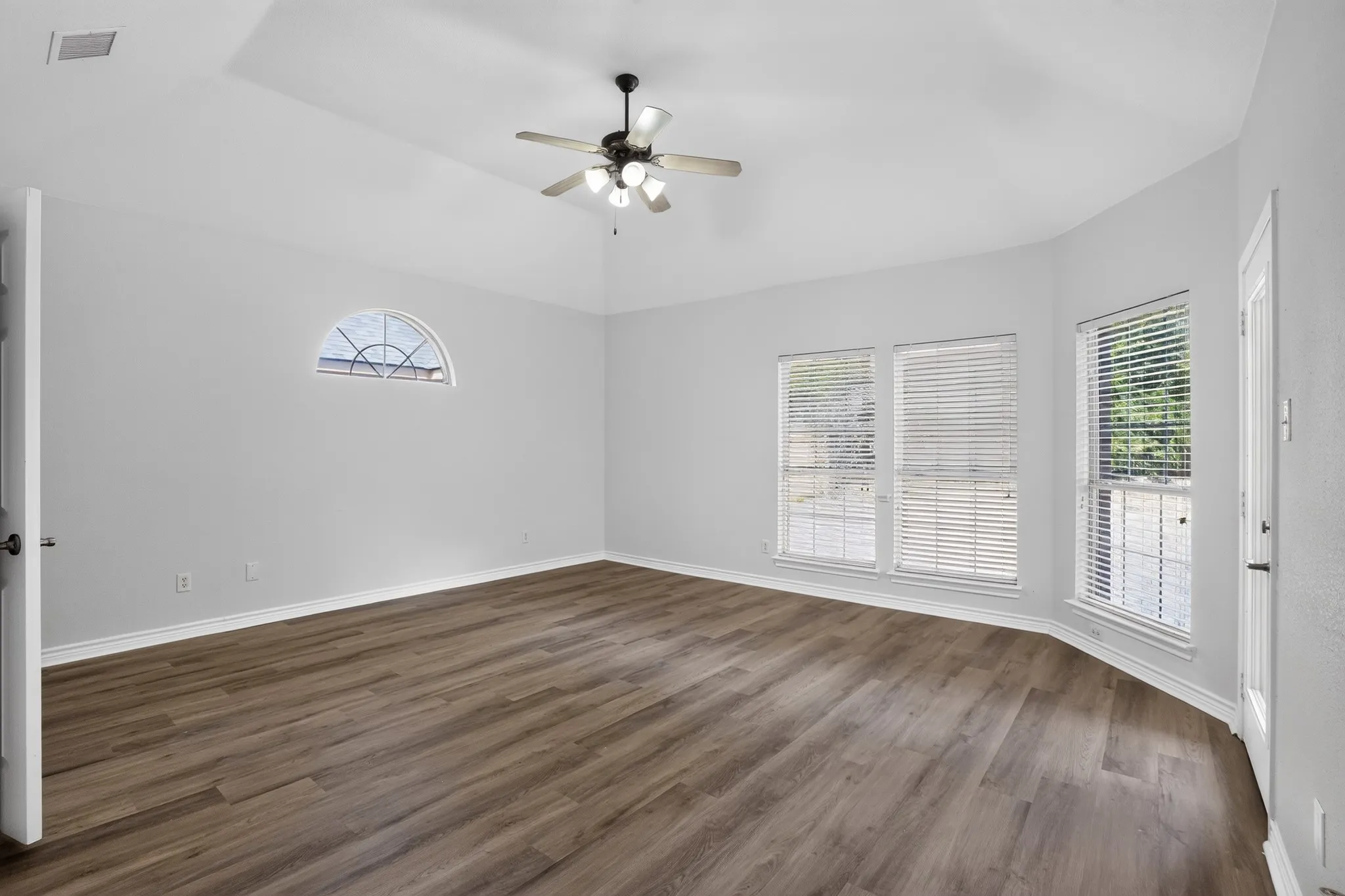 Single Family Residence For Sale in Tarrant County , 7405 Sweet Meadows Drive, Fort Worth, Texas 76123, 5 Bedroom, 4 Bathroom, 2 Garage spaces, 3,506 Sqft, built in 2001, mls#21362740, Real Estate Agent in Fort Worth, Homes For Sale in Tarrant county, Homes For Sale in Fort Worth, Realtor in Fort Worth Texas, Real Estate Brokerage Independent Realty Texas, Luminita Cordes Realtor