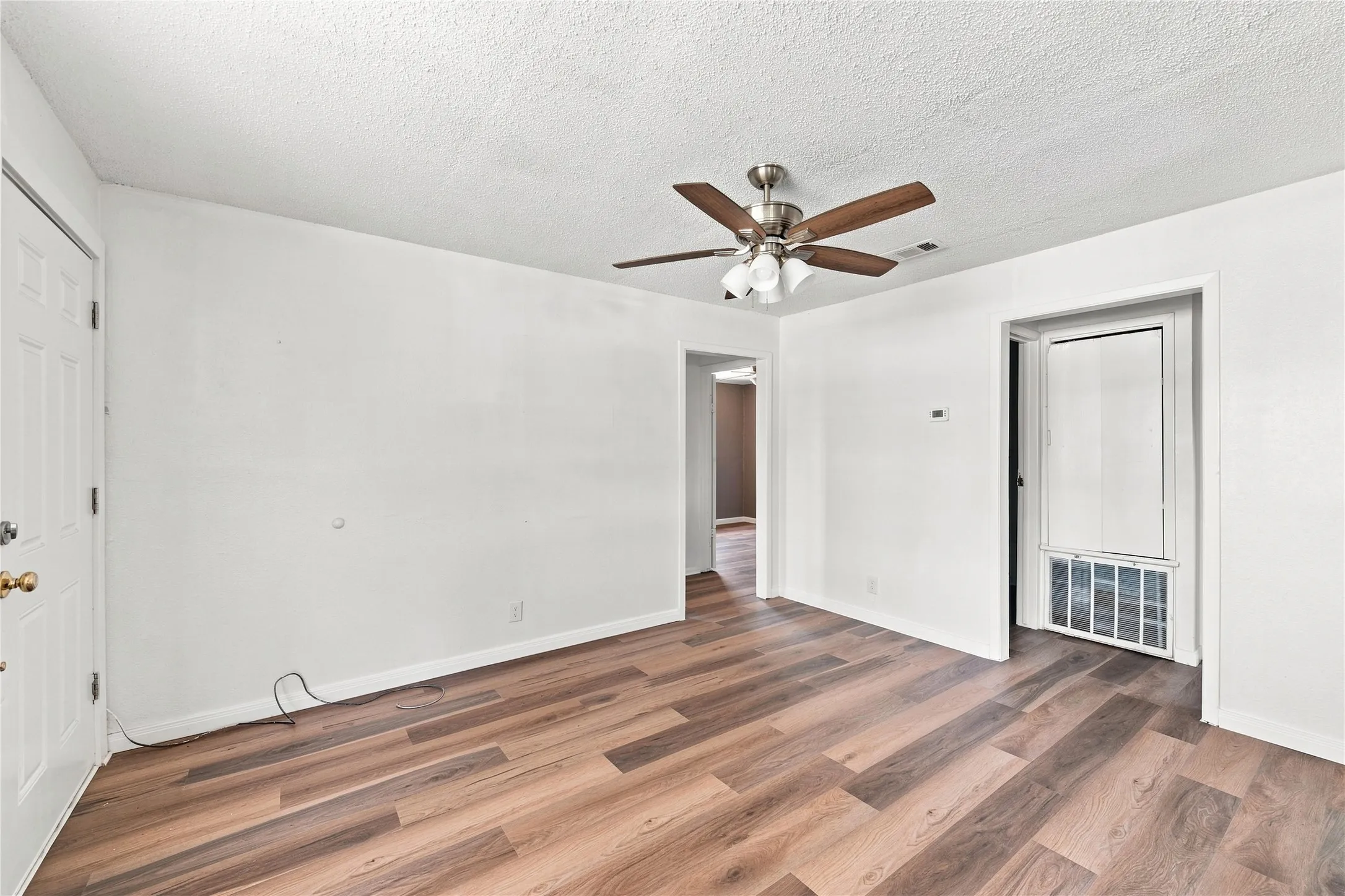 Single Family Residence For Sale in Mc Lennan County , 1818 WILLIS Lane, Bellmead, Texas 76704, 2 Bedroom, 2 Bathroom, Garage spaces, 1,200 Sqft, built in 1983, Price $160,000, mls#21362746, Real Estate Agent in Bellmead, Homes For Sale in Mc Lennan county, Homes For Sale in Bellmead, Realtor in Bellmead Texas, Real Estate Brokerage Independent Realty Texas, Luminita Cordes Realtor