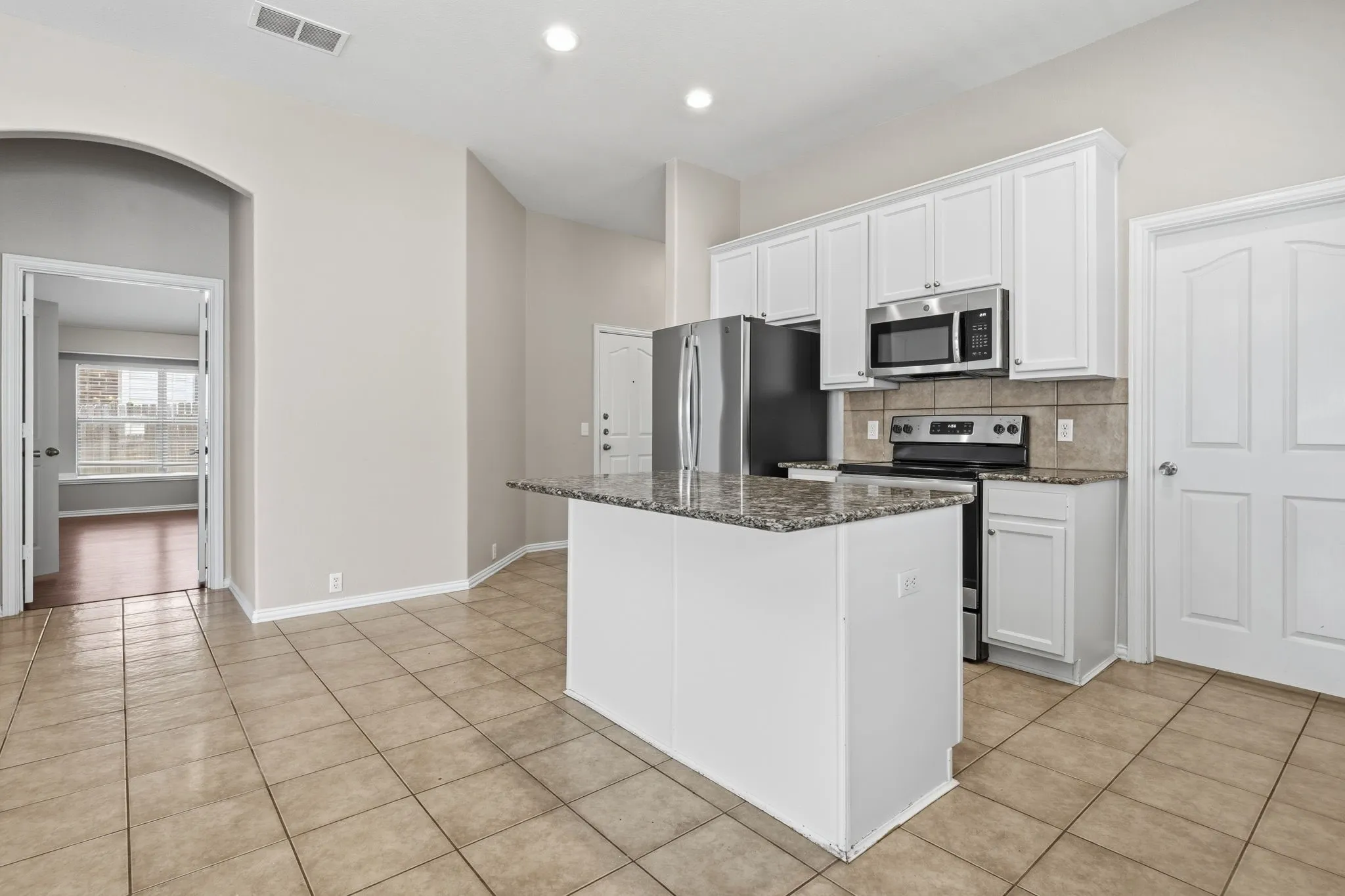 Single Family Residence For Sale in Tarrant County , 636 Brooks Street, Crowley, Texas 76036, 4 Bedroom, 2 Bathroom, 2 Garage spaces, 2,048 Sqft, built in 2006, mls#21359786, Real Estate Agent in Crowley, Homes For Sale in Tarrant county, Homes For Sale in Crowley, Realtor in Crowley Texas, Real Estate Brokerage Independent Realty Texas, Luminita Cordes Realtor
