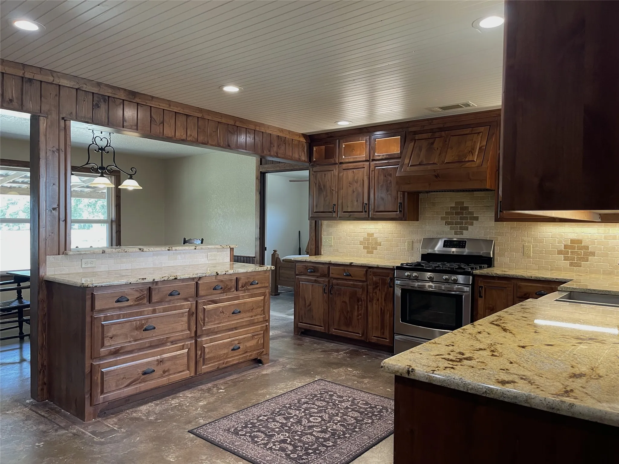 Single Family Residence For Sale in Freestone County , 110 Private Road 749, Donie, Texas 75838, 3 Bedroom, 3 Bathroom, Garage spaces, 2,148 Sqft, built in 1980, Price $725,000, mls#21361699, Real Estate Agent in Donie, Homes For Sale in Freestone county, Homes For Sale in Donie, Realtor in Donie Texas, Real Estate Brokerage Independent Realty Texas, Luminita Cordes Realtor