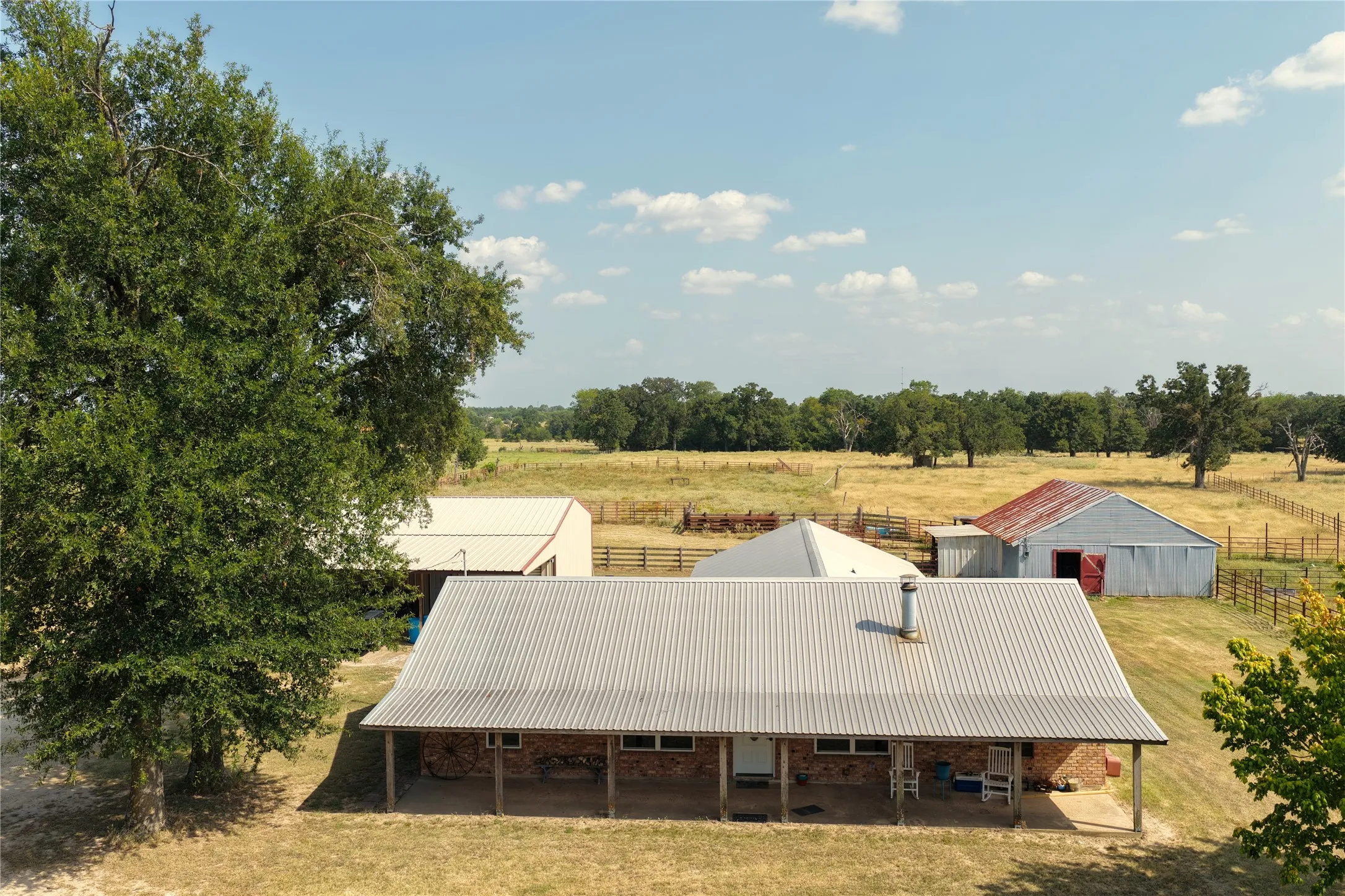 Single Family Residence For Sale in Freestone County , 110 Private Road 749, Donie, Texas 75838, 3 Bedroom, 3 Bathroom, Garage spaces, 2,148 Sqft, built in 1980, Price $725,000, mls#21361699, Real Estate Agent in Donie, Homes For Sale in Freestone county, Homes For Sale in Donie, Realtor in Donie Texas, Real Estate Brokerage Independent Realty Texas, Luminita Cordes Realtor