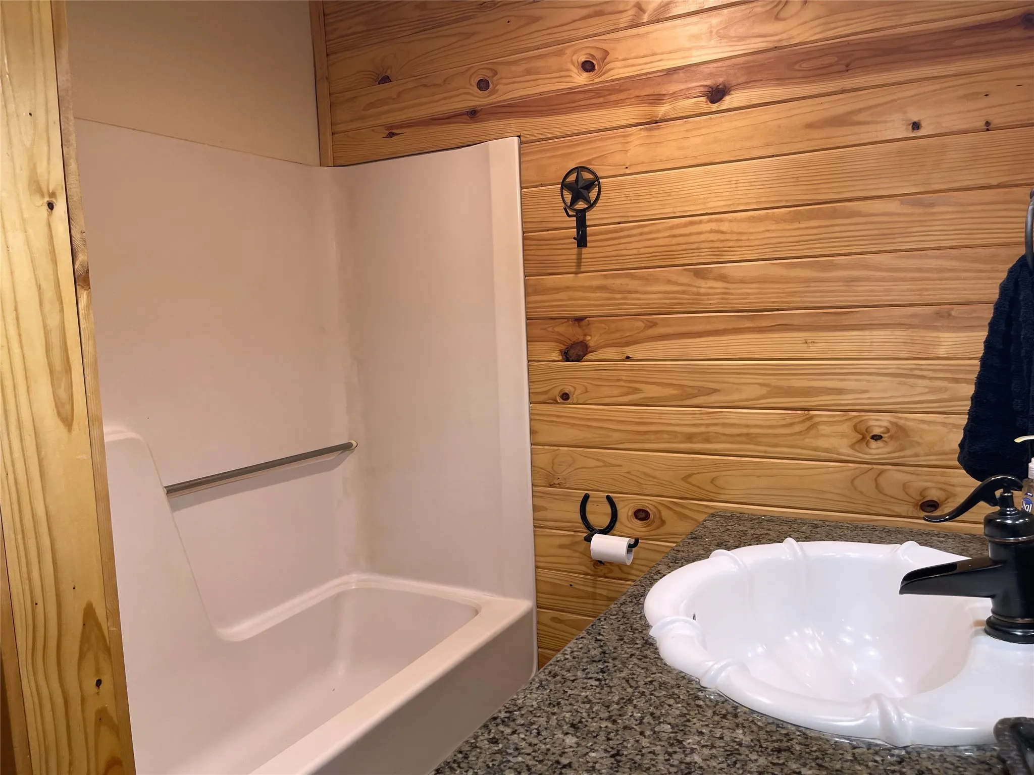 Single Family Residence For Sale in Freestone County , 110 Private Road 749, Donie, Texas 75838, 3 Bedroom, 3 Bathroom, Garage spaces, 2,148 Sqft, built in 1980, Price $725,000, mls#21361699, Real Estate Agent in Donie, Homes For Sale in Freestone county, Homes For Sale in Donie, Realtor in Donie Texas, Real Estate Brokerage Independent Realty Texas, Luminita Cordes Realtor