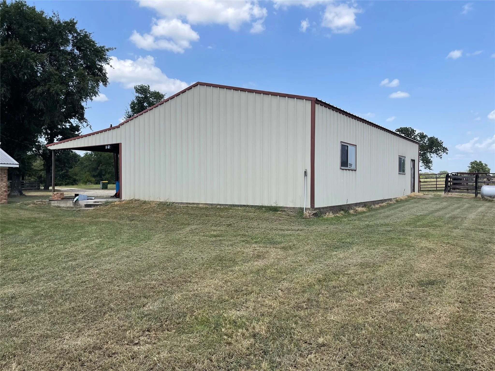 Single Family Residence For Sale in Freestone County , 110 Private Road 749, Donie, Texas 75838, 3 Bedroom, 3 Bathroom, Garage spaces, 2,148 Sqft, built in 1980, Price $725,000, mls#21361699, Real Estate Agent in Donie, Homes For Sale in Freestone county, Homes For Sale in Donie, Realtor in Donie Texas, Real Estate Brokerage Independent Realty Texas, Luminita Cordes Realtor