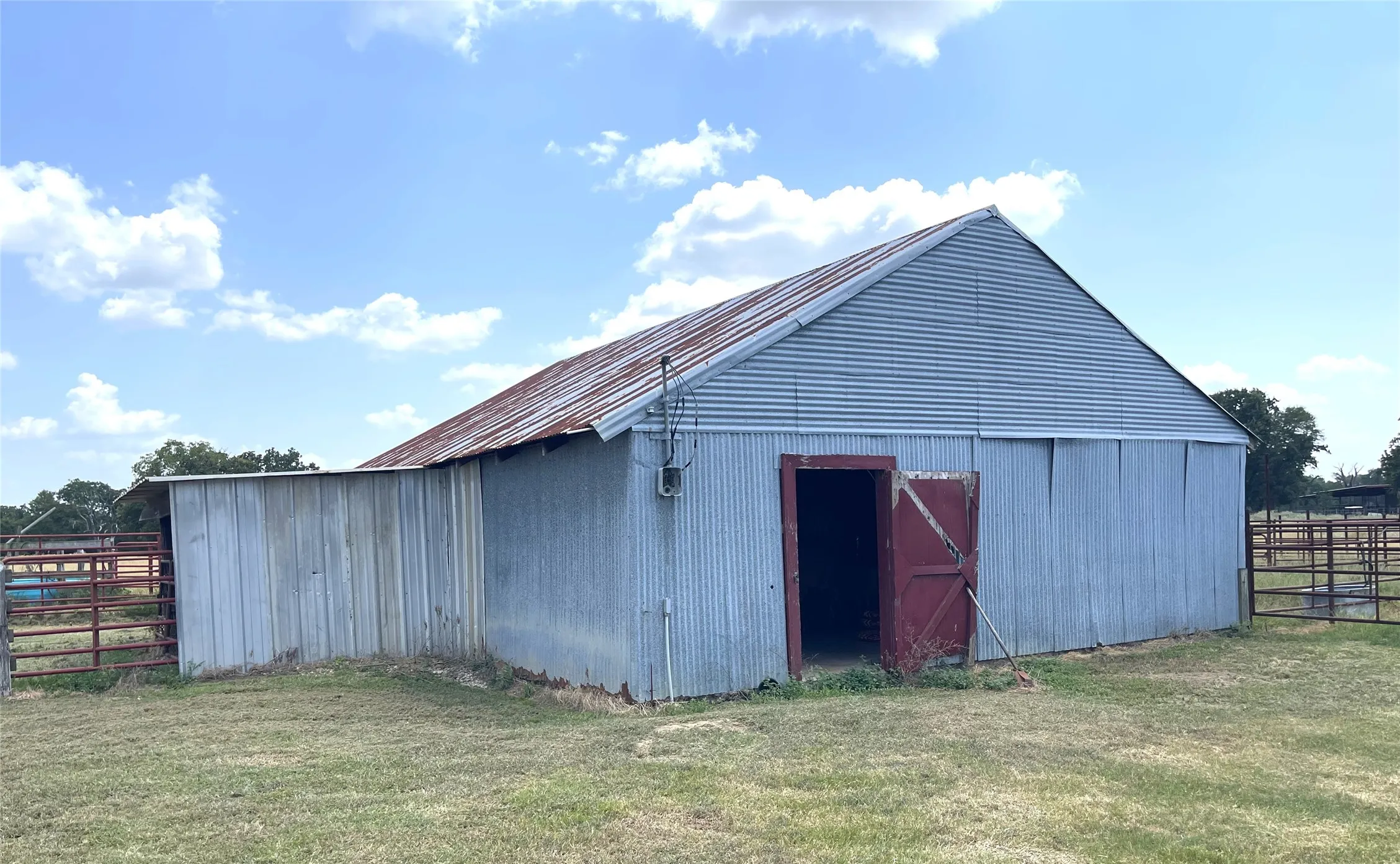Single Family Residence For Sale in Freestone County , 110 Private Road 749, Donie, Texas 75838, 3 Bedroom, 3 Bathroom, Garage spaces, 2,148 Sqft, built in 1980, Price $725,000, mls#21361699, Real Estate Agent in Donie, Homes For Sale in Freestone county, Homes For Sale in Donie, Realtor in Donie Texas, Real Estate Brokerage Independent Realty Texas, Luminita Cordes Realtor