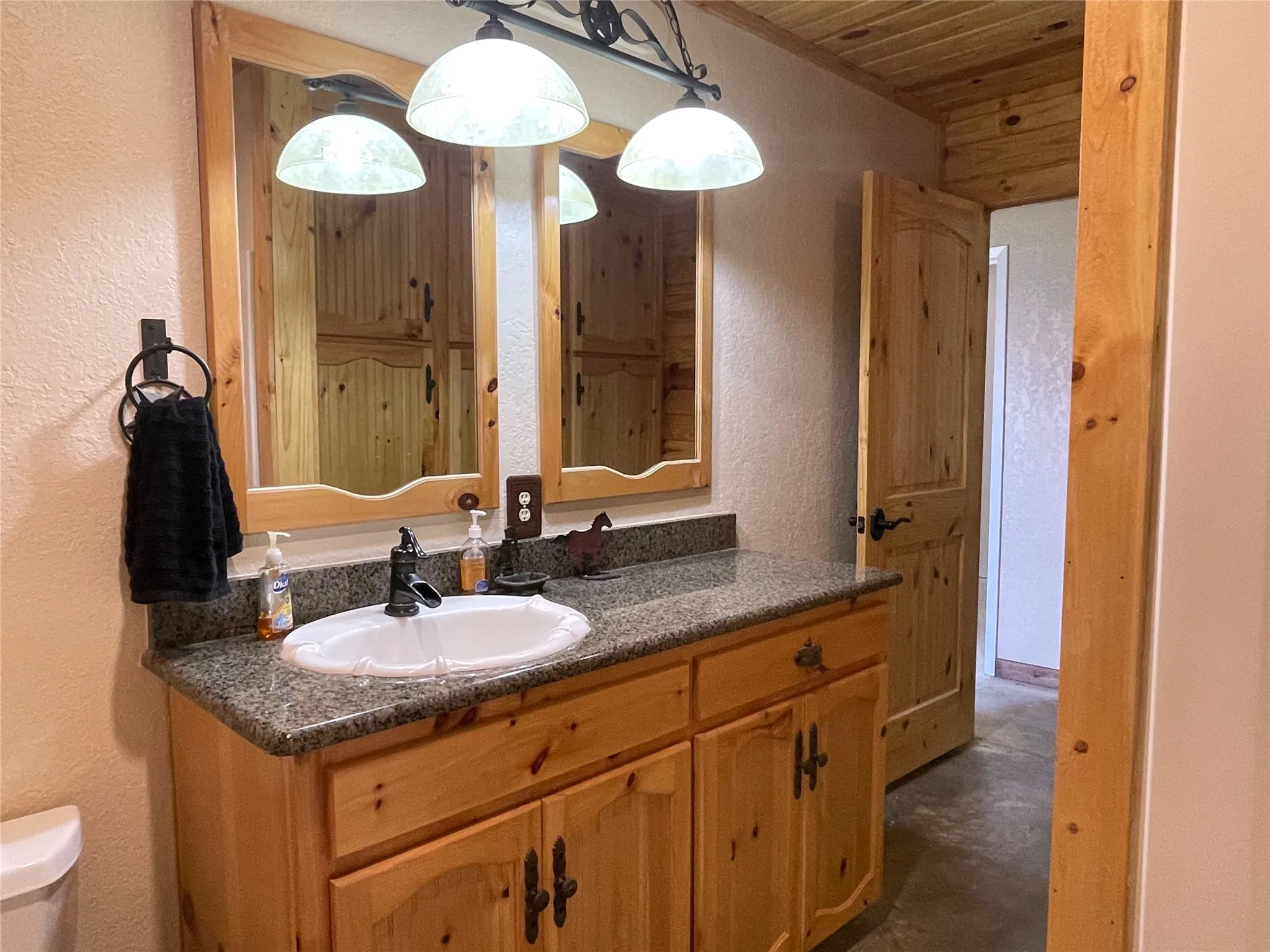 Single Family Residence For Sale in Freestone County , 110 Private Road 749, Donie, Texas 75838, 3 Bedroom, 3 Bathroom, Garage spaces, 2,148 Sqft, built in 1980, Price $725,000, mls#21361699, Real Estate Agent in Donie, Homes For Sale in Freestone county, Homes For Sale in Donie, Realtor in Donie Texas, Real Estate Brokerage Independent Realty Texas, Luminita Cordes Realtor