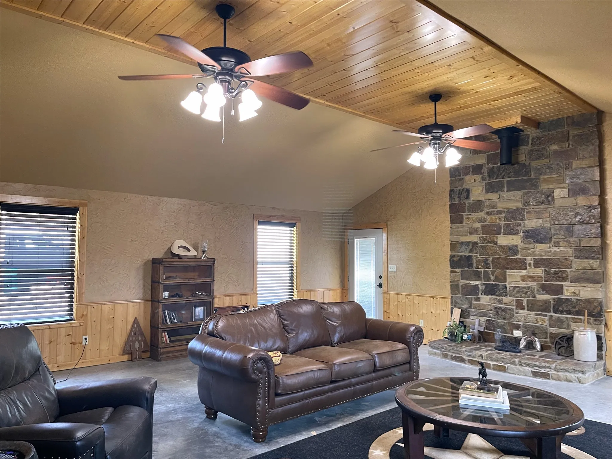 Single Family Residence For Sale in Freestone County , 110 Private Road 749, Donie, Texas 75838, 3 Bedroom, 3 Bathroom, Garage spaces, 2,148 Sqft, built in 1980, Price $725,000, mls#21361699, Real Estate Agent in Donie, Homes For Sale in Freestone county, Homes For Sale in Donie, Realtor in Donie Texas, Real Estate Brokerage Independent Realty Texas, Luminita Cordes Realtor