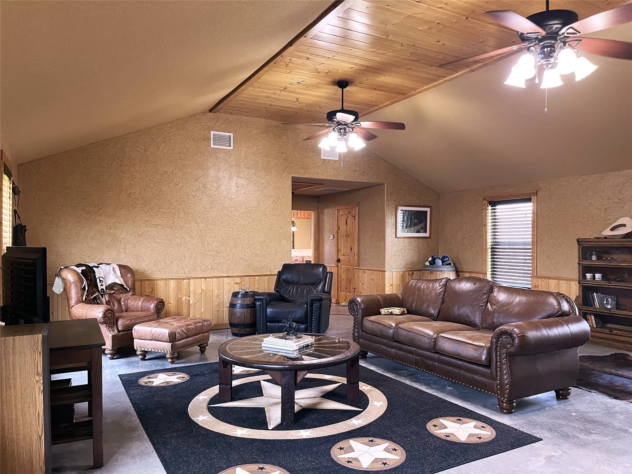Single Family Residence For Sale in Freestone County , 110 Private Road 749, Donie, Texas 75838, 3 Bedroom, 3 Bathroom, Garage spaces, 2,148 Sqft, built in 1980, Price $725,000, mls#21361699, Real Estate Agent in Donie, Homes For Sale in Freestone county, Homes For Sale in Donie, Realtor in Donie Texas, Real Estate Brokerage Independent Realty Texas, Luminita Cordes Realtor