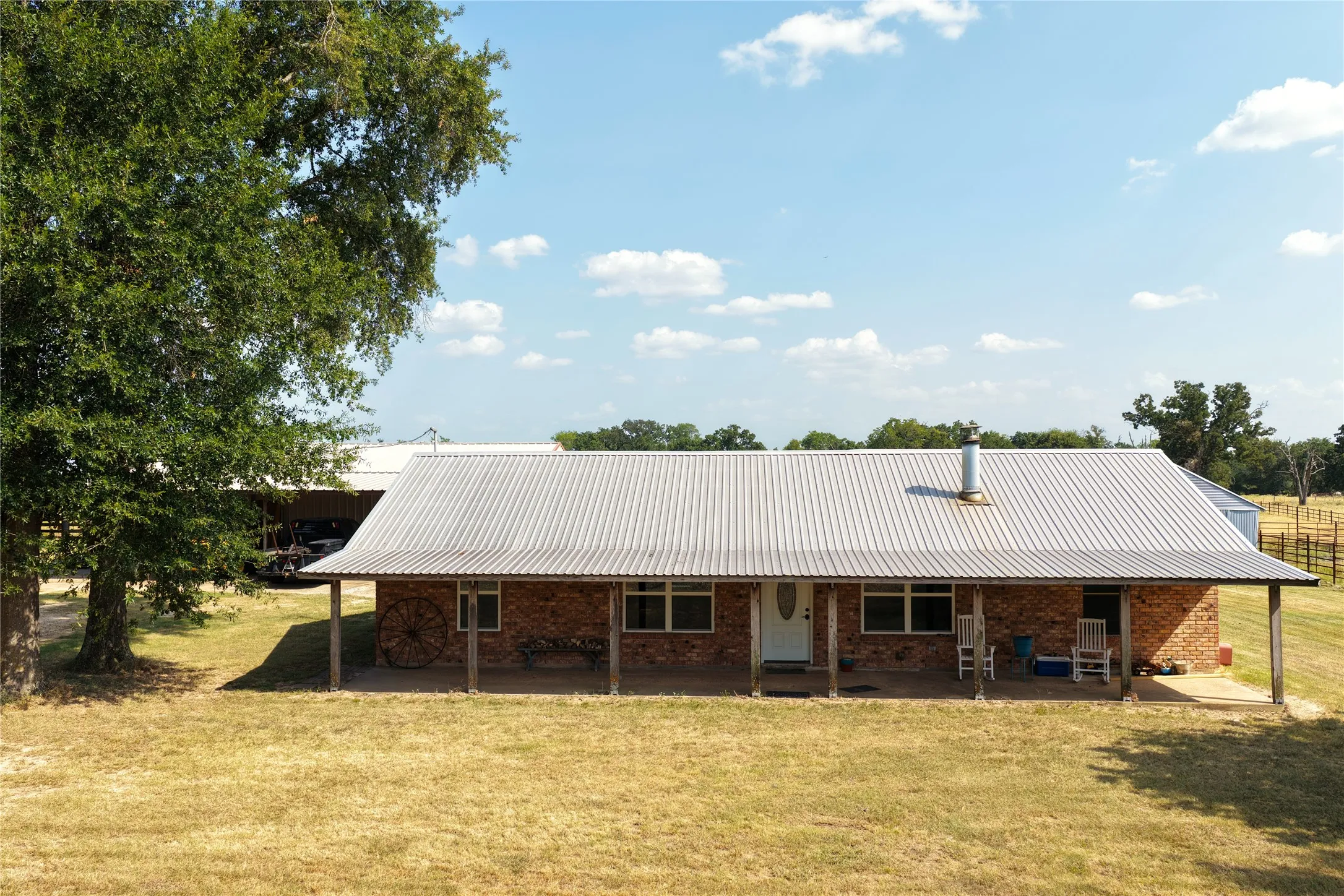 Single Family Residence For Sale in Freestone County , 110 Private Road 749, Donie, Texas 75838, 3 Bedroom, 3 Bathroom, Garage spaces, 2,148 Sqft, built in 1980, Price $725,000, mls#21361699, Real Estate Agent in Donie, Homes For Sale in Freestone county, Homes For Sale in Donie, Realtor in Donie Texas, Real Estate Brokerage Independent Realty Texas, Luminita Cordes Realtor