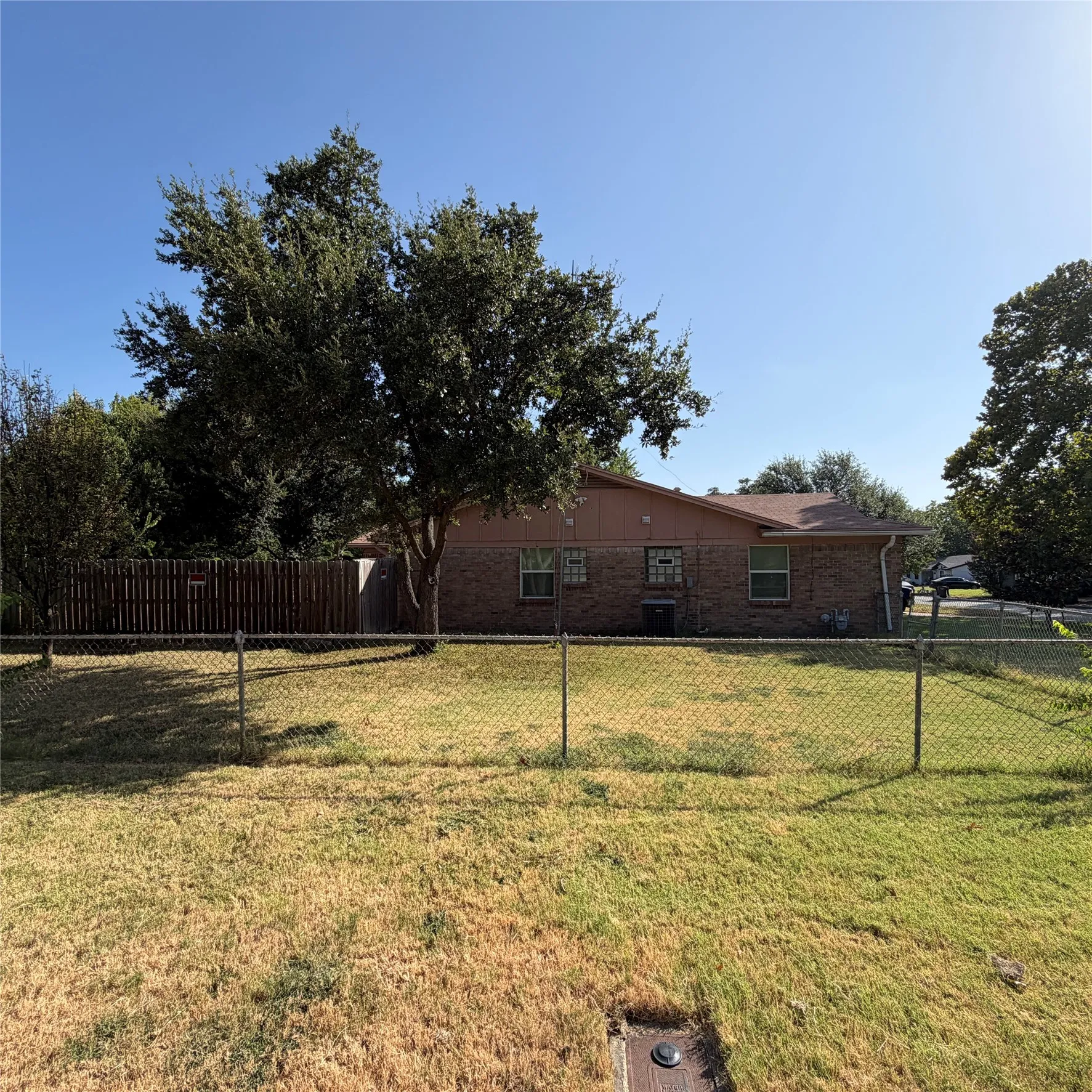 Single Family Residence For Sale in Tarrant County , 5712 Westhaven Drive, Fort Worth, Texas 76132, 3 Bedroom, 2 Bathroom, 2 Garage spaces, 1,511 Sqft, built in 1959, mls#21362777, Real Estate Agent in Fort Worth, Homes For Sale in Tarrant county, Homes For Sale in Fort Worth, Realtor in Fort Worth Texas, Real Estate Brokerage Independent Realty Texas, Luminita Cordes Realtor