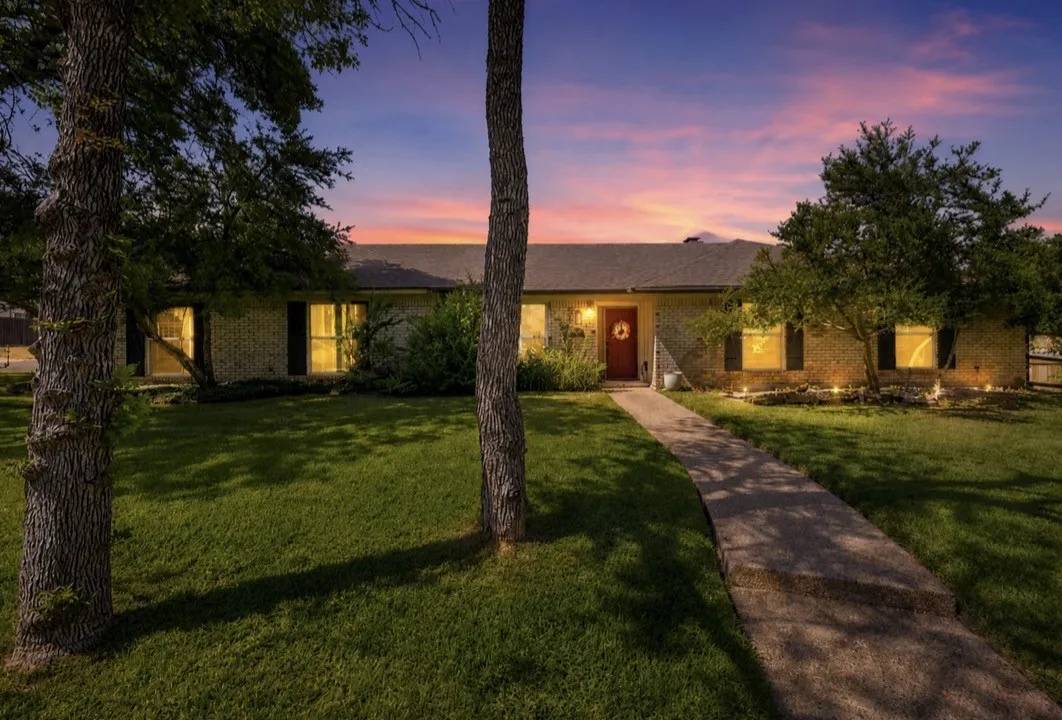 Single Family Residence For Sale in Mc Lennan County , 9909 Forest Shadows Drive, Woodway, Texas 76712, 4 Bedroom, 3 Bathroom, 2 Garage spaces, 2,299 Sqft, built in 1975, mls#21362729, Real Estate Agent in Woodway, Homes For Sale in Mc Lennan county, Homes For Sale in Woodway, Realtor in Woodway Texas, Real Estate Brokerage Independent Realty Texas, Luminita Cordes Realtor