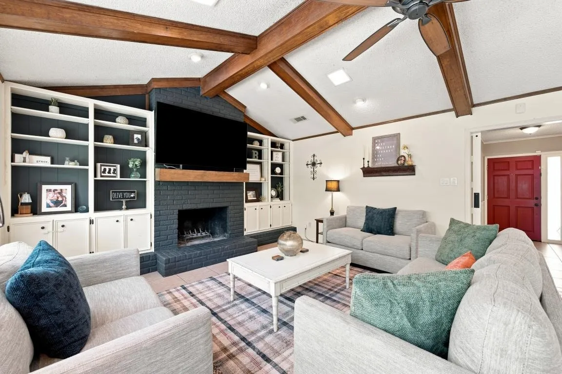 Single Family Residence For Sale in Mc Lennan County , 9909 Forest Shadows Drive, Woodway, Texas 76712, 4 Bedroom, 3 Bathroom, 2 Garage spaces, 2,299 Sqft, built in 1975, mls#21362729, Real Estate Agent in Woodway, Homes For Sale in Mc Lennan county, Homes For Sale in Woodway, Realtor in Woodway Texas, Real Estate Brokerage Independent Realty Texas, Luminita Cordes Realtor
