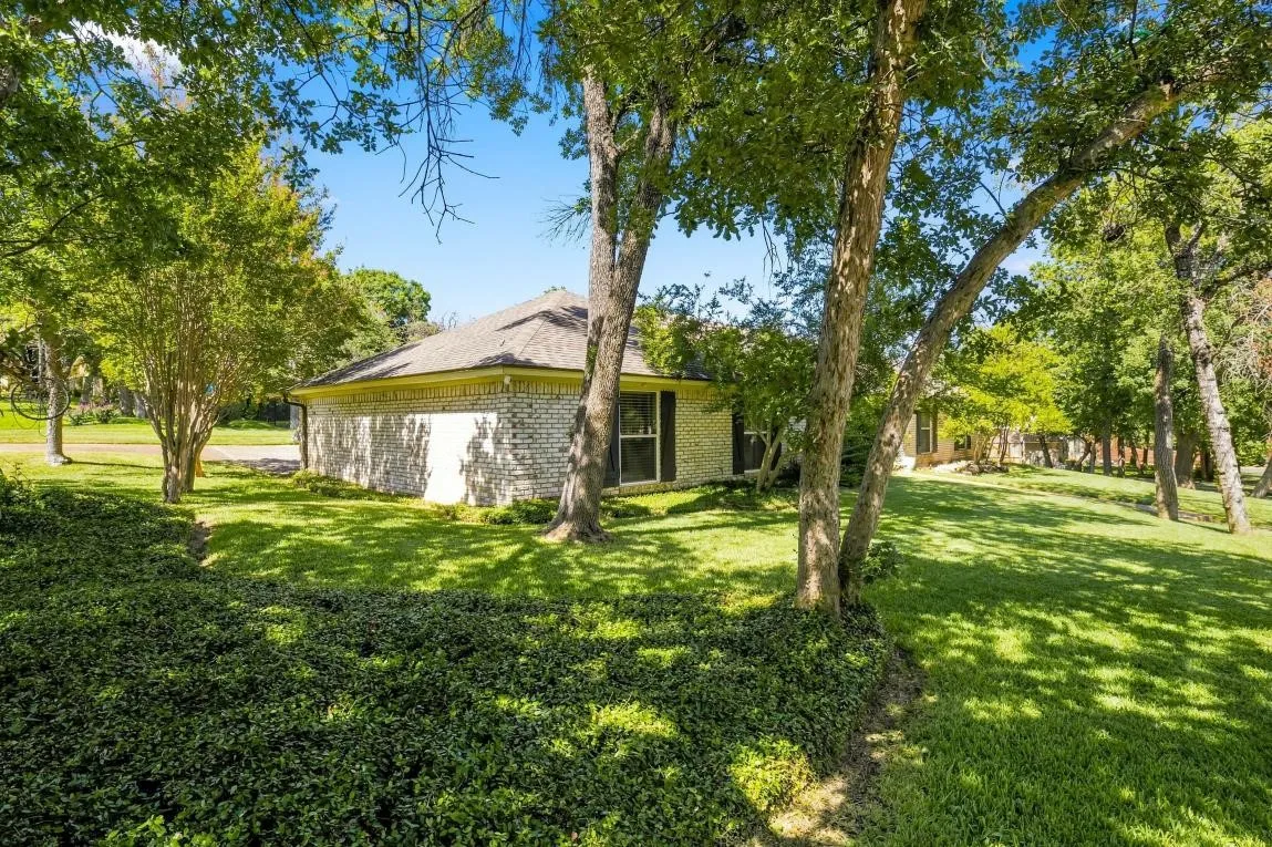 Single Family Residence For Sale in Mc Lennan County , 9909 Forest Shadows Drive, Woodway, Texas 76712, 4 Bedroom, 3 Bathroom, 2 Garage spaces, 2,299 Sqft, built in 1975, mls#21362729, Real Estate Agent in Woodway, Homes For Sale in Mc Lennan county, Homes For Sale in Woodway, Realtor in Woodway Texas, Real Estate Brokerage Independent Realty Texas, Luminita Cordes Realtor