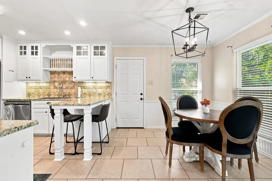 Single Family Residence For Sale in Mc Lennan County , 9909 Forest Shadows Drive, Woodway, Texas 76712, 4 Bedroom, 3 Bathroom, 2 Garage spaces, 2,299 Sqft, built in 1975, mls#21362729, Real Estate Agent in Woodway, Homes For Sale in Mc Lennan county, Homes For Sale in Woodway, Realtor in Woodway Texas, Real Estate Brokerage Independent Realty Texas, Luminita Cordes Realtor