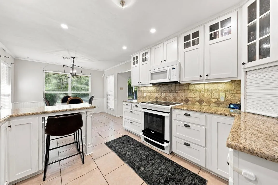 Single Family Residence For Sale in Mc Lennan County , 9909 Forest Shadows Drive, Woodway, Texas 76712, 4 Bedroom, 3 Bathroom, 2 Garage spaces, 2,299 Sqft, built in 1975, mls#21362729, Real Estate Agent in Woodway, Homes For Sale in Mc Lennan county, Homes For Sale in Woodway, Realtor in Woodway Texas, Real Estate Brokerage Independent Realty Texas, Luminita Cordes Realtor