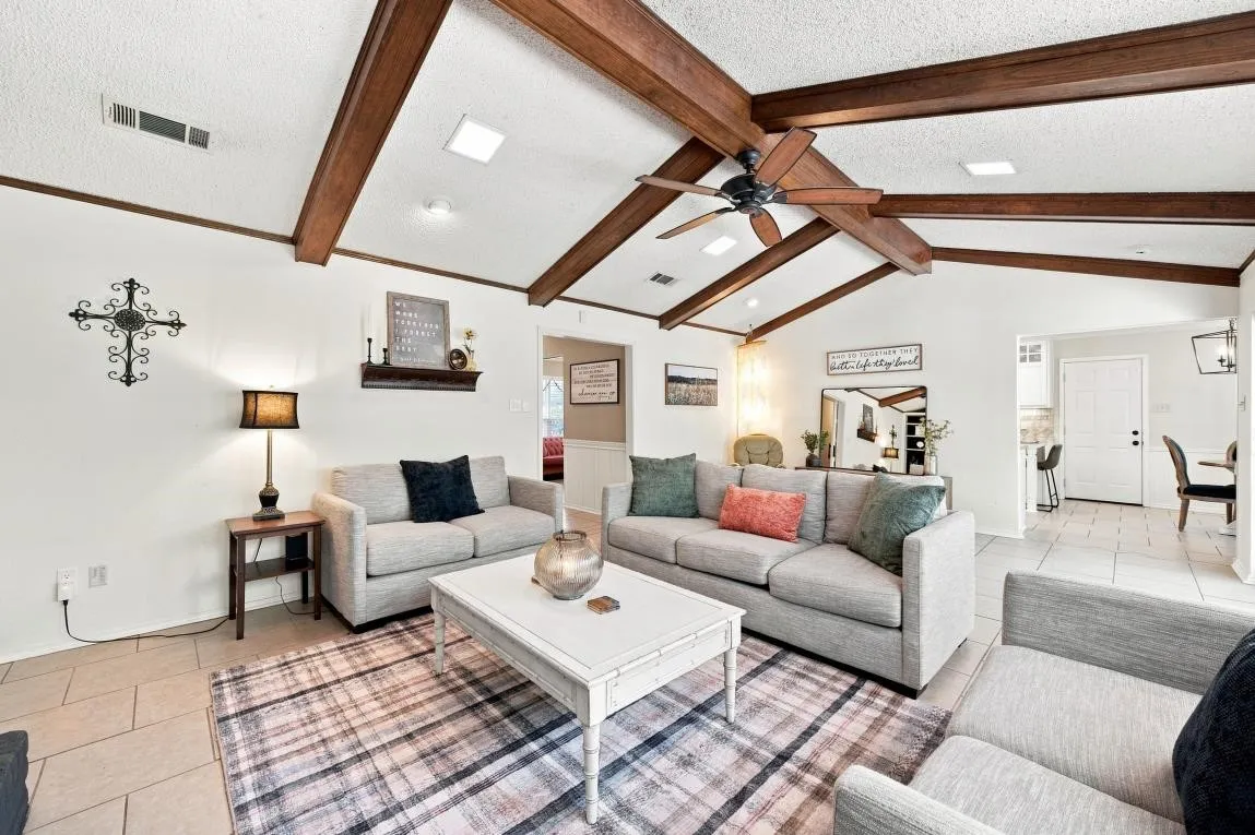 Single Family Residence For Sale in Mc Lennan County , 9909 Forest Shadows Drive, Woodway, Texas 76712, 4 Bedroom, 3 Bathroom, 2 Garage spaces, 2,299 Sqft, built in 1975, mls#21362729, Real Estate Agent in Woodway, Homes For Sale in Mc Lennan county, Homes For Sale in Woodway, Realtor in Woodway Texas, Real Estate Brokerage Independent Realty Texas, Luminita Cordes Realtor