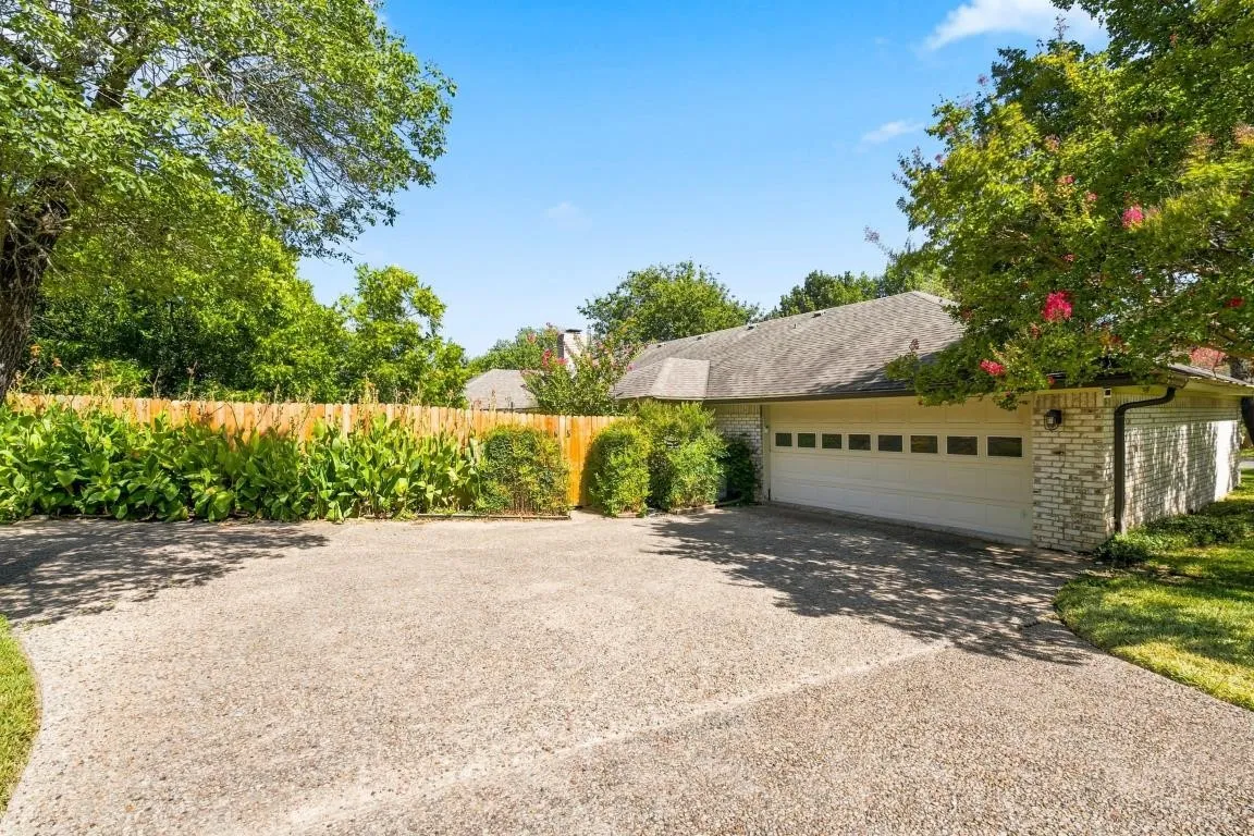 Single Family Residence For Sale in Mc Lennan County , 9909 Forest Shadows Drive, Woodway, Texas 76712, 4 Bedroom, 3 Bathroom, 2 Garage spaces, 2,299 Sqft, built in 1975, mls#21362729, Real Estate Agent in Woodway, Homes For Sale in Mc Lennan county, Homes For Sale in Woodway, Realtor in Woodway Texas, Real Estate Brokerage Independent Realty Texas, Luminita Cordes Realtor