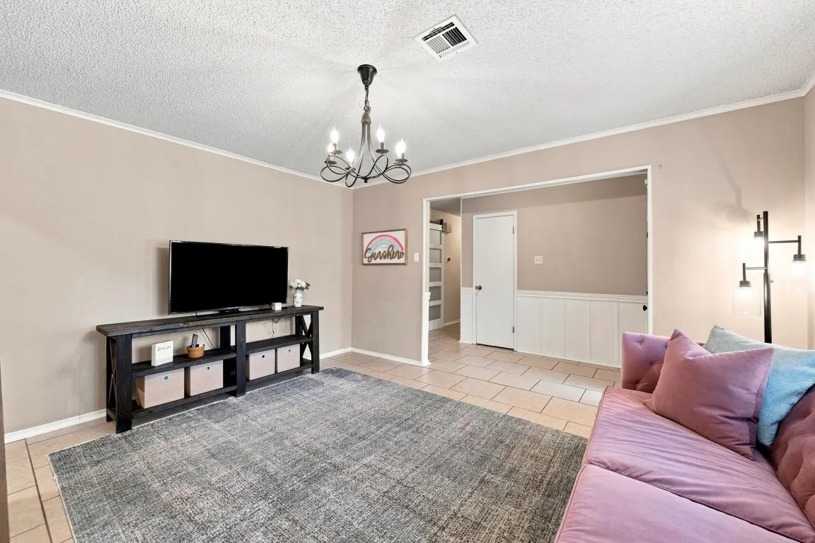 Single Family Residence For Sale in Mc Lennan County , 9909 Forest Shadows Drive, Woodway, Texas 76712, 4 Bedroom, 3 Bathroom, 2 Garage spaces, 2,299 Sqft, built in 1975, mls#21362729, Real Estate Agent in Woodway, Homes For Sale in Mc Lennan county, Homes For Sale in Woodway, Realtor in Woodway Texas, Real Estate Brokerage Independent Realty Texas, Luminita Cordes Realtor
