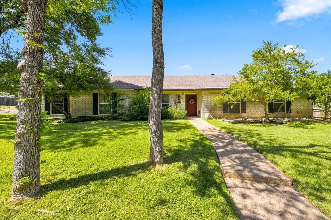 Single Family Residence For Sale in Mc Lennan County , 9909 Forest Shadows Drive, Woodway, Texas 76712, 4 Bedroom, 3 Bathroom, 2 Garage spaces, 2,299 Sqft, built in 1975, mls#21362729, Real Estate Agent in Woodway, Homes For Sale in Mc Lennan county, Homes For Sale in Woodway, Realtor in Woodway Texas, Real Estate Brokerage Independent Realty Texas, Luminita Cordes Realtor