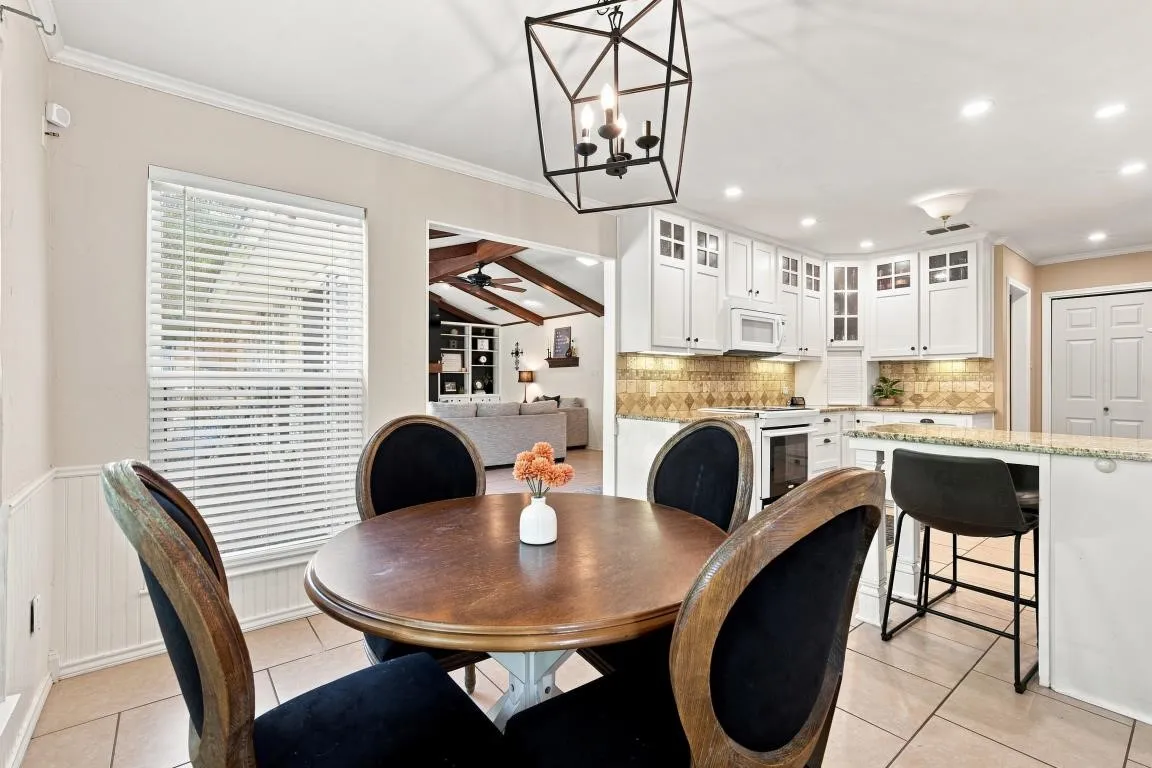 Single Family Residence For Sale in Mc Lennan County , 9909 Forest Shadows Drive, Woodway, Texas 76712, 4 Bedroom, 3 Bathroom, 2 Garage spaces, 2,299 Sqft, built in 1975, mls#21362729, Real Estate Agent in Woodway, Homes For Sale in Mc Lennan county, Homes For Sale in Woodway, Realtor in Woodway Texas, Real Estate Brokerage Independent Realty Texas, Luminita Cordes Realtor