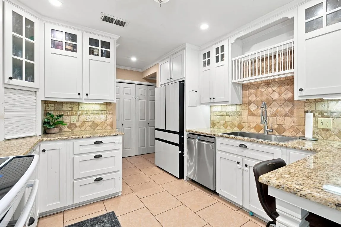 Single Family Residence For Sale in Mc Lennan County , 9909 Forest Shadows Drive, Woodway, Texas 76712, 4 Bedroom, 3 Bathroom, 2 Garage spaces, 2,299 Sqft, built in 1975, mls#21362729, Real Estate Agent in Woodway, Homes For Sale in Mc Lennan county, Homes For Sale in Woodway, Realtor in Woodway Texas, Real Estate Brokerage Independent Realty Texas, Luminita Cordes Realtor