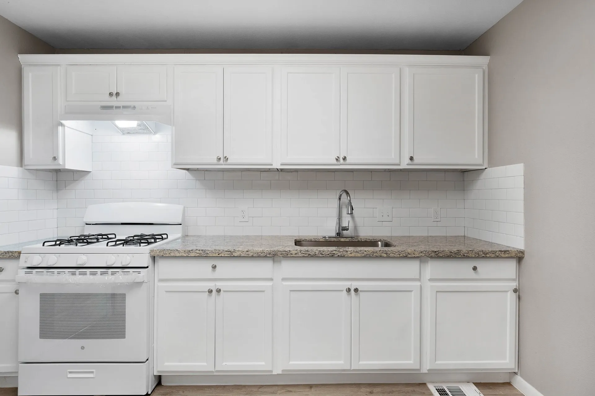 Apartment For Rent in Hunt County , 3430 Sockwell Boulevard 3462, Greenville, Texas 75401, 2 Bedroom, 1 Bathroom, Garage spaces, 920 Sqft, built in 1965, mls#21360126, Real Estate Agent in Greenville, Homes For Rent in Hunt county, Homes For Rent in Greenville, Realtor in Greenville Texas, Real Estate Brokerage Independent Realty Texas, Luminita Cordes Realtor