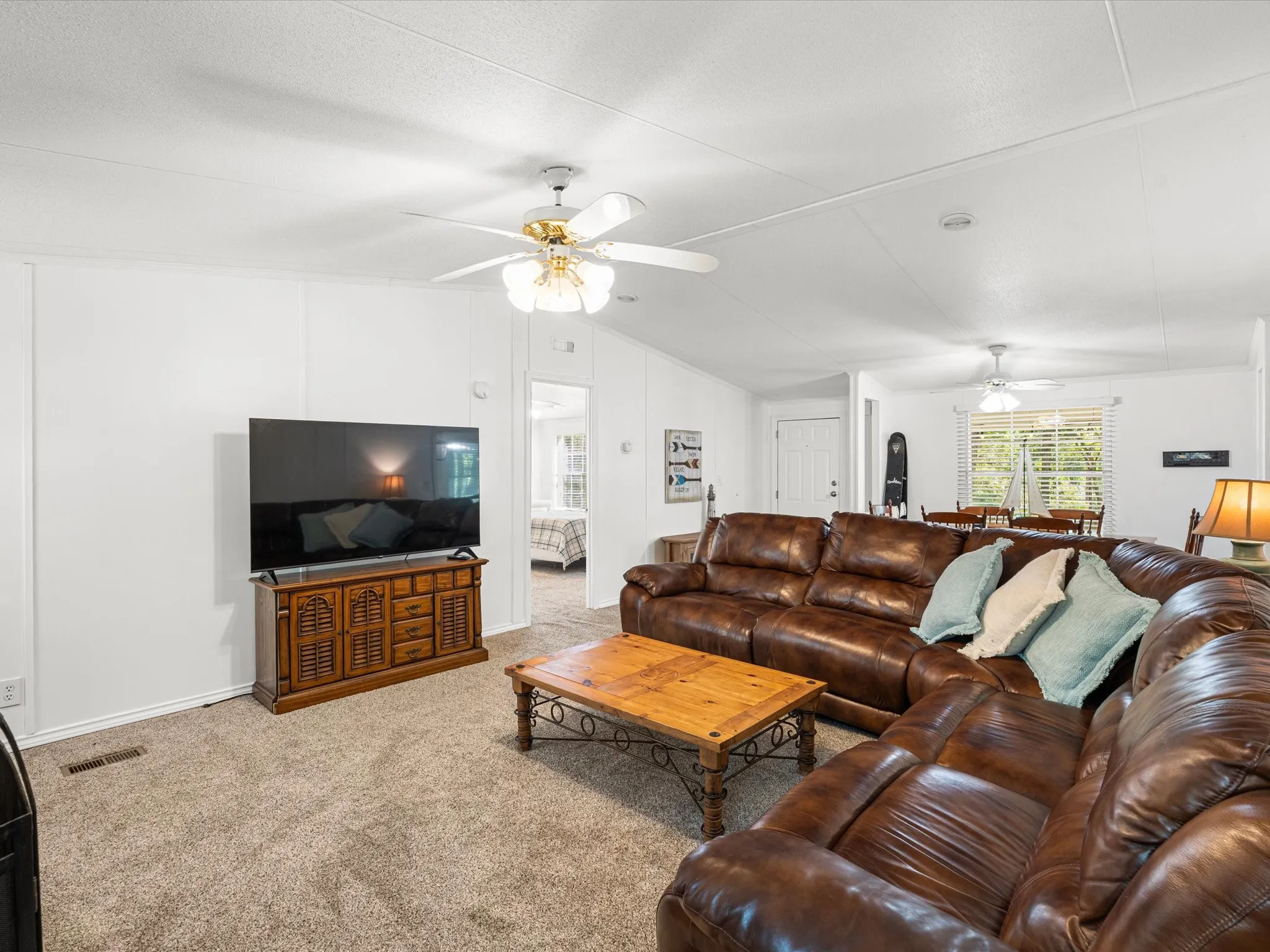Mobile Home For Sale in Freestone County , 251 Knights Circle, Streetman, Texas 75859, 3 Bedroom, 2 Bathroom, Garage spaces, 1,880 Sqft, built in 1995, mls#21362091, Real Estate Agent in Streetman, Homes For Sale in Freestone county, Homes For Sale in Streetman, Realtor in Streetman Texas, Real Estate Brokerage Independent Realty Texas, Luminita Cordes Realtor