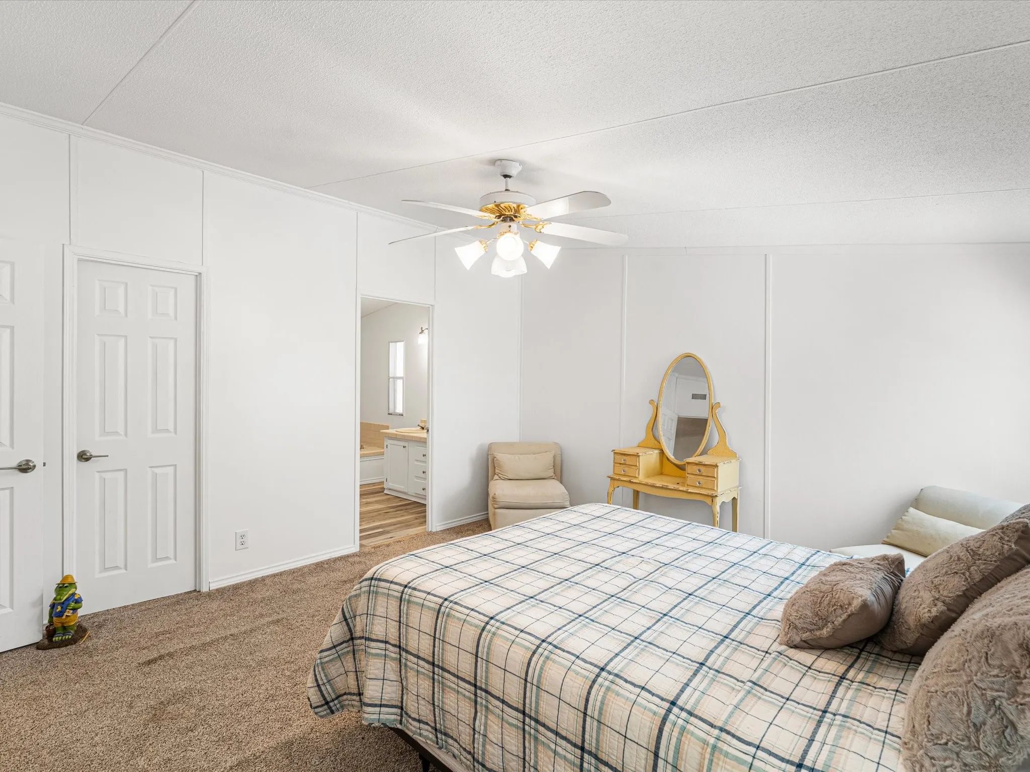Mobile Home For Sale in Freestone County , 251 Knights Circle, Streetman, Texas 75859, 3 Bedroom, 2 Bathroom, Garage spaces, 1,880 Sqft, built in 1995, mls#21362091, Real Estate Agent in Streetman, Homes For Sale in Freestone county, Homes For Sale in Streetman, Realtor in Streetman Texas, Real Estate Brokerage Independent Realty Texas, Luminita Cordes Realtor