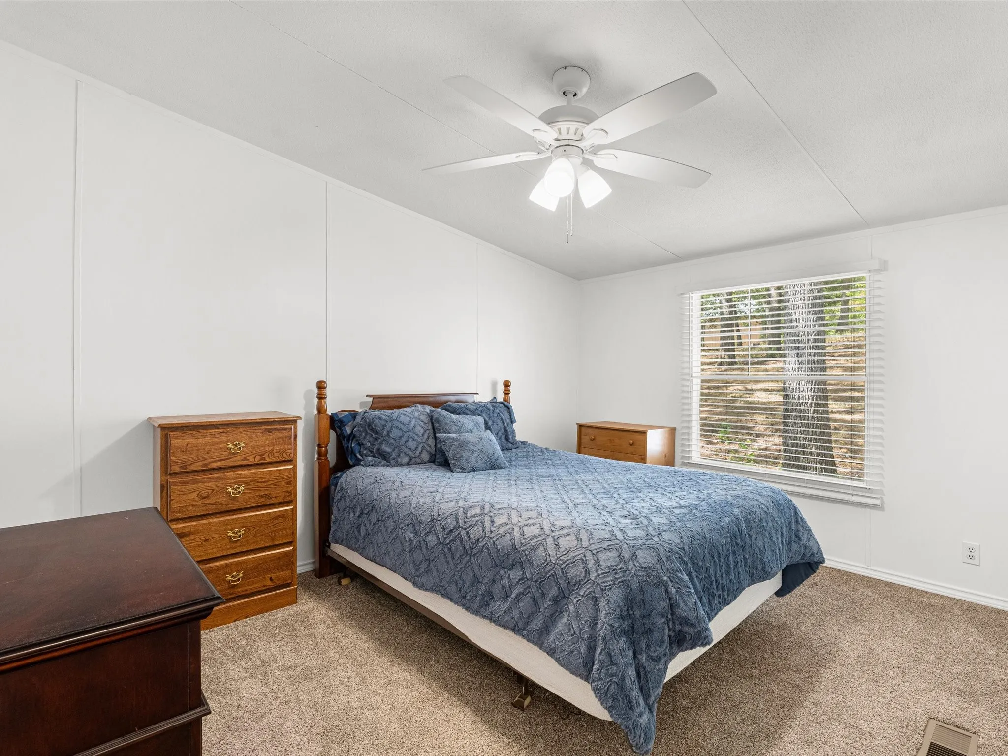 Mobile Home For Sale in Freestone County , 251 Knights Circle, Streetman, Texas 75859, 3 Bedroom, 2 Bathroom, Garage spaces, 1,880 Sqft, built in 1995, mls#21362091, Real Estate Agent in Streetman, Homes For Sale in Freestone county, Homes For Sale in Streetman, Realtor in Streetman Texas, Real Estate Brokerage Independent Realty Texas, Luminita Cordes Realtor