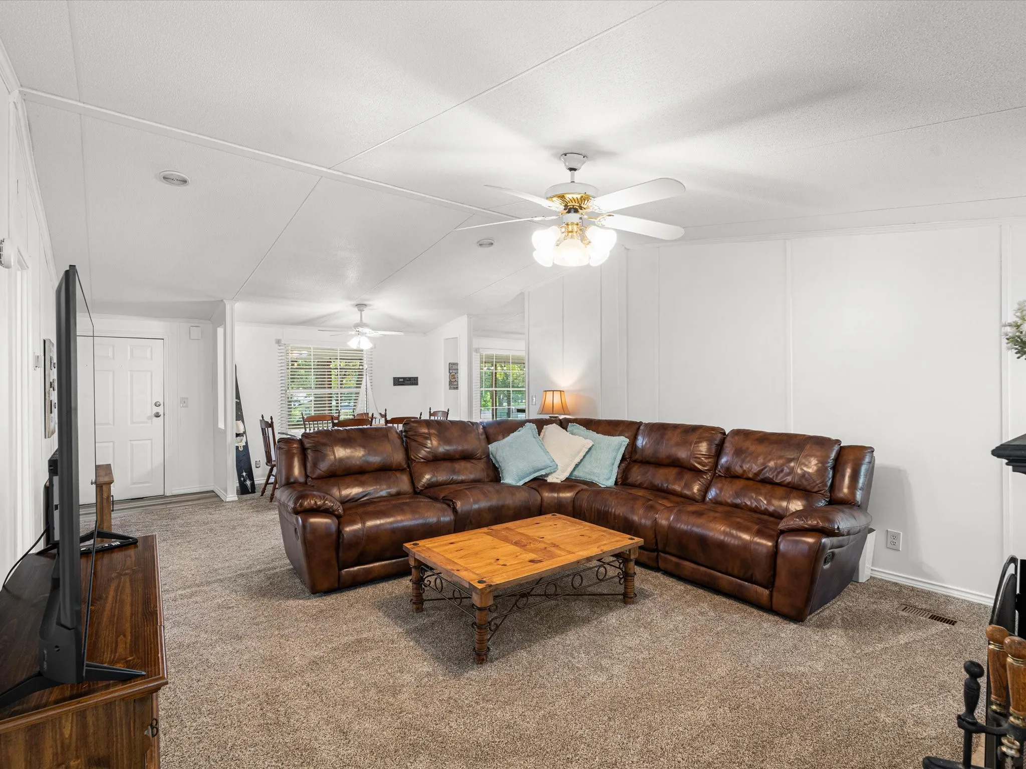 Mobile Home For Sale in Freestone County , 251 Knights Circle, Streetman, Texas 75859, 3 Bedroom, 2 Bathroom, Garage spaces, 1,880 Sqft, built in 1995, mls#21362091, Real Estate Agent in Streetman, Homes For Sale in Freestone county, Homes For Sale in Streetman, Realtor in Streetman Texas, Real Estate Brokerage Independent Realty Texas, Luminita Cordes Realtor