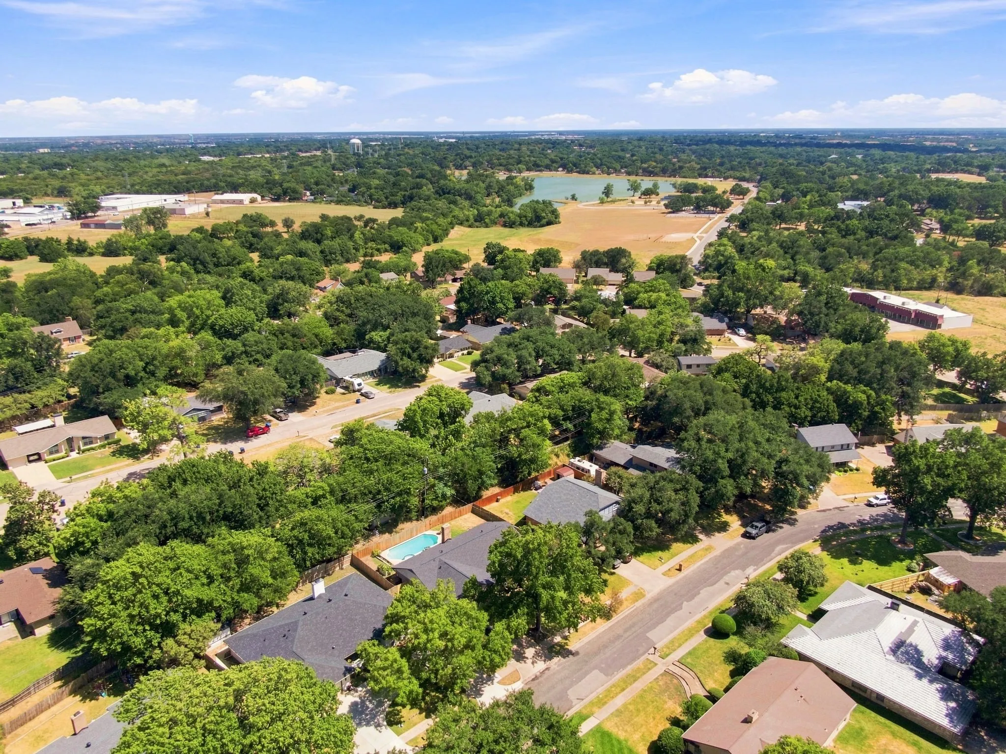Single Family Residence For Sale in Ellis County , 2310 Louise Lane, Ennis, Texas 75119, 4 Bedroom, 3 Bathroom, 2 Garage spaces, 2,119 Sqft, built in 1976, mls#21361536, Real Estate Agent in Ennis, Homes For Sale in Ellis county, Homes For Sale in Ennis, Realtor in Ennis Texas, Real Estate Brokerage Independent Realty Texas, Luminita Cordes Realtor