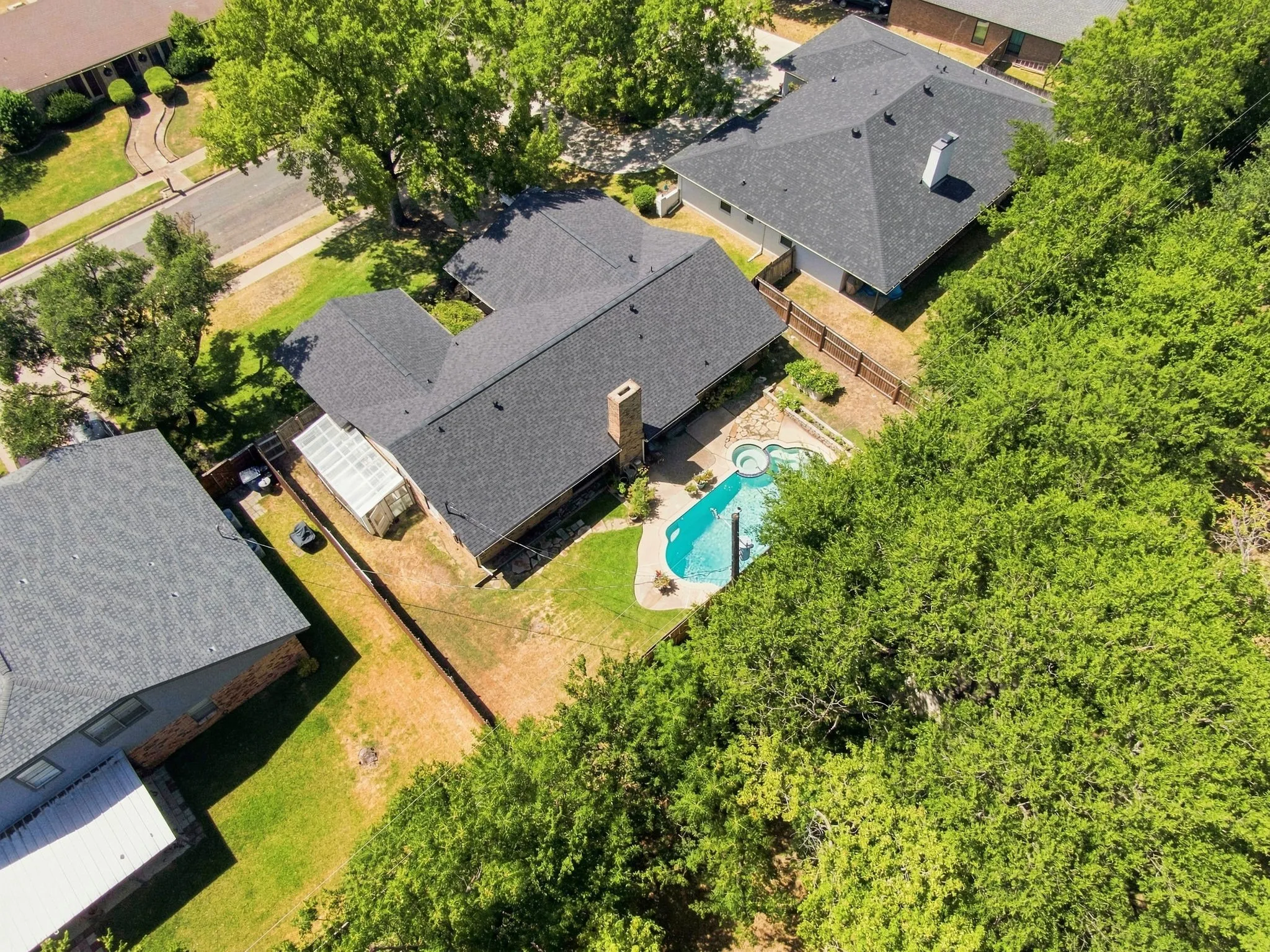 Single Family Residence For Sale in Ellis County , 2310 Louise Lane, Ennis, Texas 75119, 4 Bedroom, 3 Bathroom, 2 Garage spaces, 2,119 Sqft, built in 1976, mls#21361536, Real Estate Agent in Ennis, Homes For Sale in Ellis county, Homes For Sale in Ennis, Realtor in Ennis Texas, Real Estate Brokerage Independent Realty Texas, Luminita Cordes Realtor
