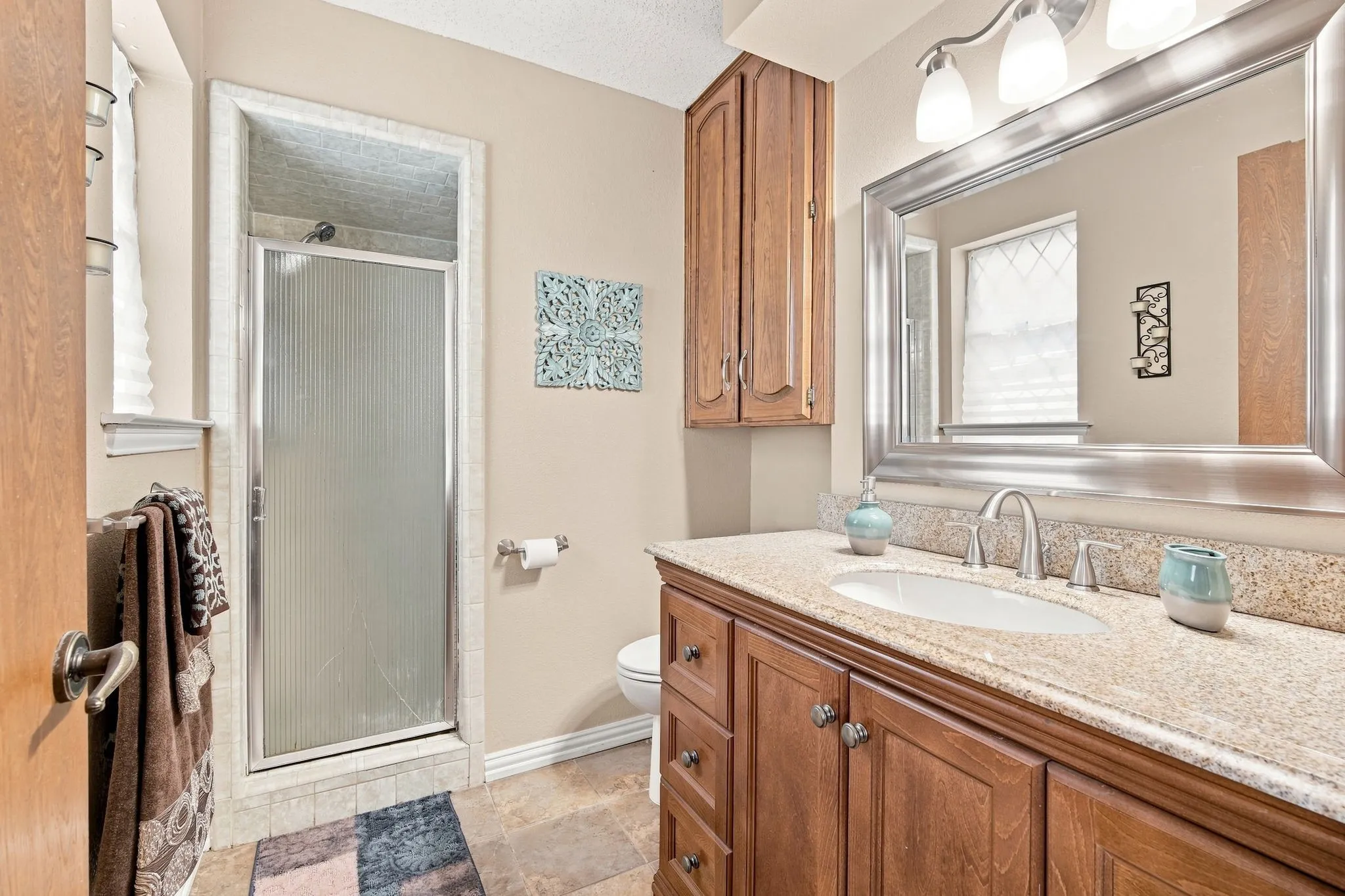 Single Family Residence For Sale in Ellis County , 2310 Louise Lane, Ennis, Texas 75119, 4 Bedroom, 3 Bathroom, 2 Garage spaces, 2,119 Sqft, built in 1976, mls#21361536, Real Estate Agent in Ennis, Homes For Sale in Ellis county, Homes For Sale in Ennis, Realtor in Ennis Texas, Real Estate Brokerage Independent Realty Texas, Luminita Cordes Realtor
