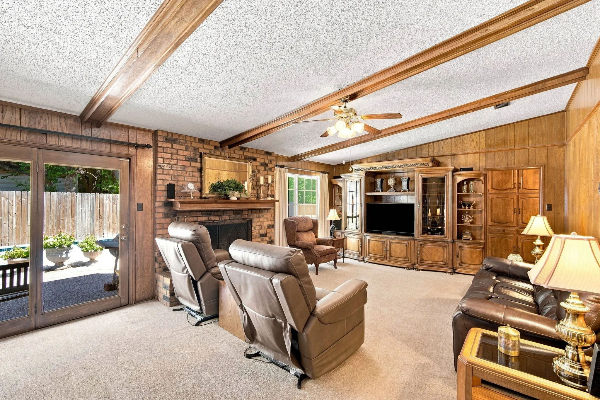 Single Family Residence For Sale in Ellis County , 2310 Louise Lane, Ennis, Texas 75119, 4 Bedroom, 3 Bathroom, 2 Garage spaces, 2,119 Sqft, built in 1976, mls#21361536, Real Estate Agent in Ennis, Homes For Sale in Ellis county, Homes For Sale in Ennis, Realtor in Ennis Texas, Real Estate Brokerage Independent Realty Texas, Luminita Cordes Realtor