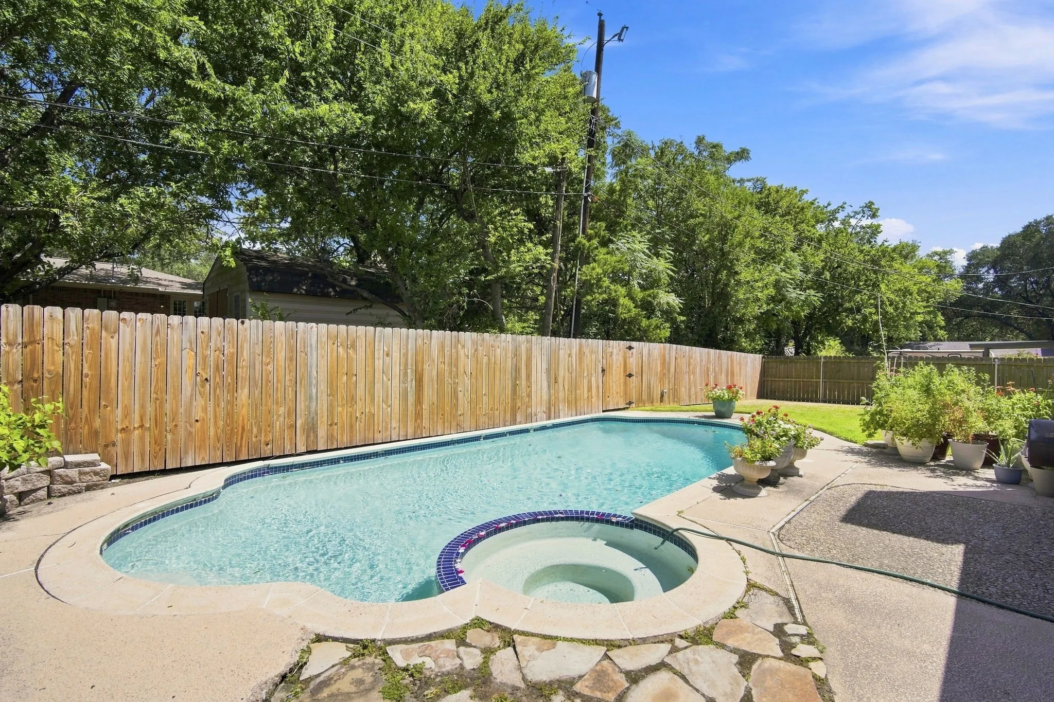 Single Family Residence For Sale in Ellis County , 2310 Louise Lane, Ennis, Texas 75119, 4 Bedroom, 3 Bathroom, 2 Garage spaces, 2,119 Sqft, built in 1976, mls#21361536, Real Estate Agent in Ennis, Homes For Sale in Ellis county, Homes For Sale in Ennis, Realtor in Ennis Texas, Real Estate Brokerage Independent Realty Texas, Luminita Cordes Realtor