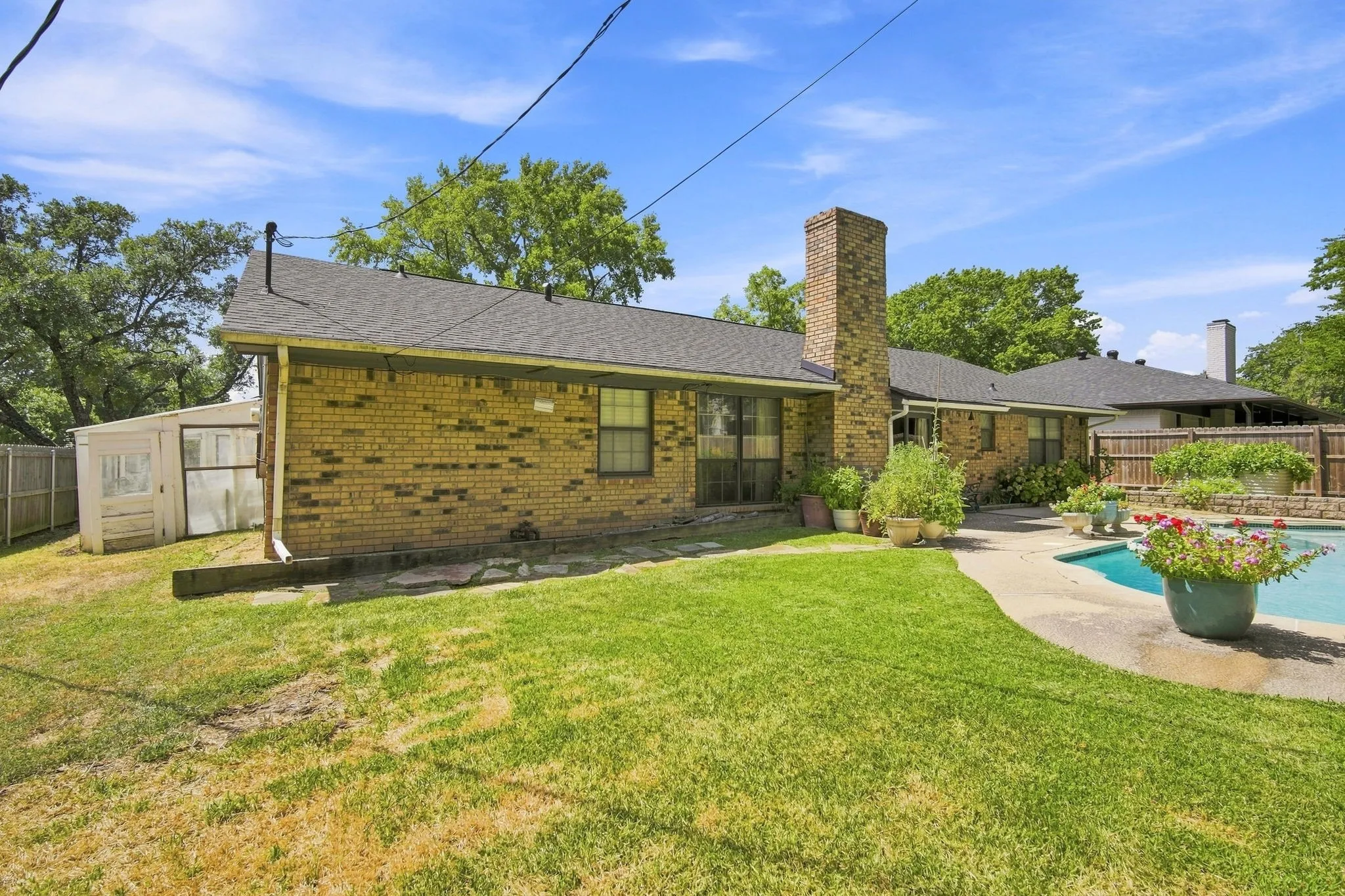 Single Family Residence For Sale in Ellis County , 2310 Louise Lane, Ennis, Texas 75119, 4 Bedroom, 3 Bathroom, 2 Garage spaces, 2,119 Sqft, built in 1976, mls#21361536, Real Estate Agent in Ennis, Homes For Sale in Ellis county, Homes For Sale in Ennis, Realtor in Ennis Texas, Real Estate Brokerage Independent Realty Texas, Luminita Cordes Realtor