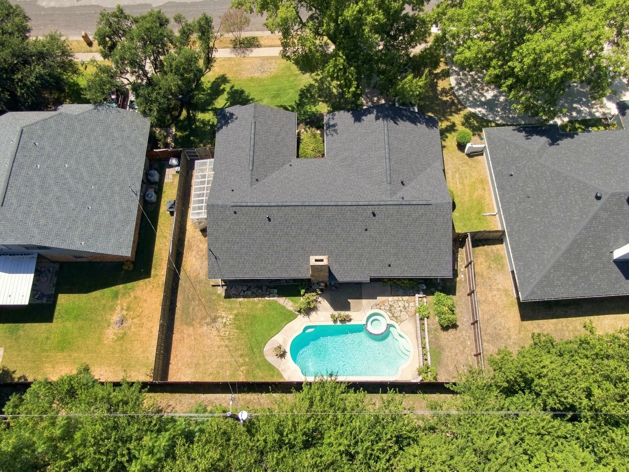 Single Family Residence For Sale in Ellis County , 2310 Louise Lane, Ennis, Texas 75119, 4 Bedroom, 3 Bathroom, 2 Garage spaces, 2,119 Sqft, built in 1976, mls#21361536, Real Estate Agent in Ennis, Homes For Sale in Ellis county, Homes For Sale in Ennis, Realtor in Ennis Texas, Real Estate Brokerage Independent Realty Texas, Luminita Cordes Realtor
