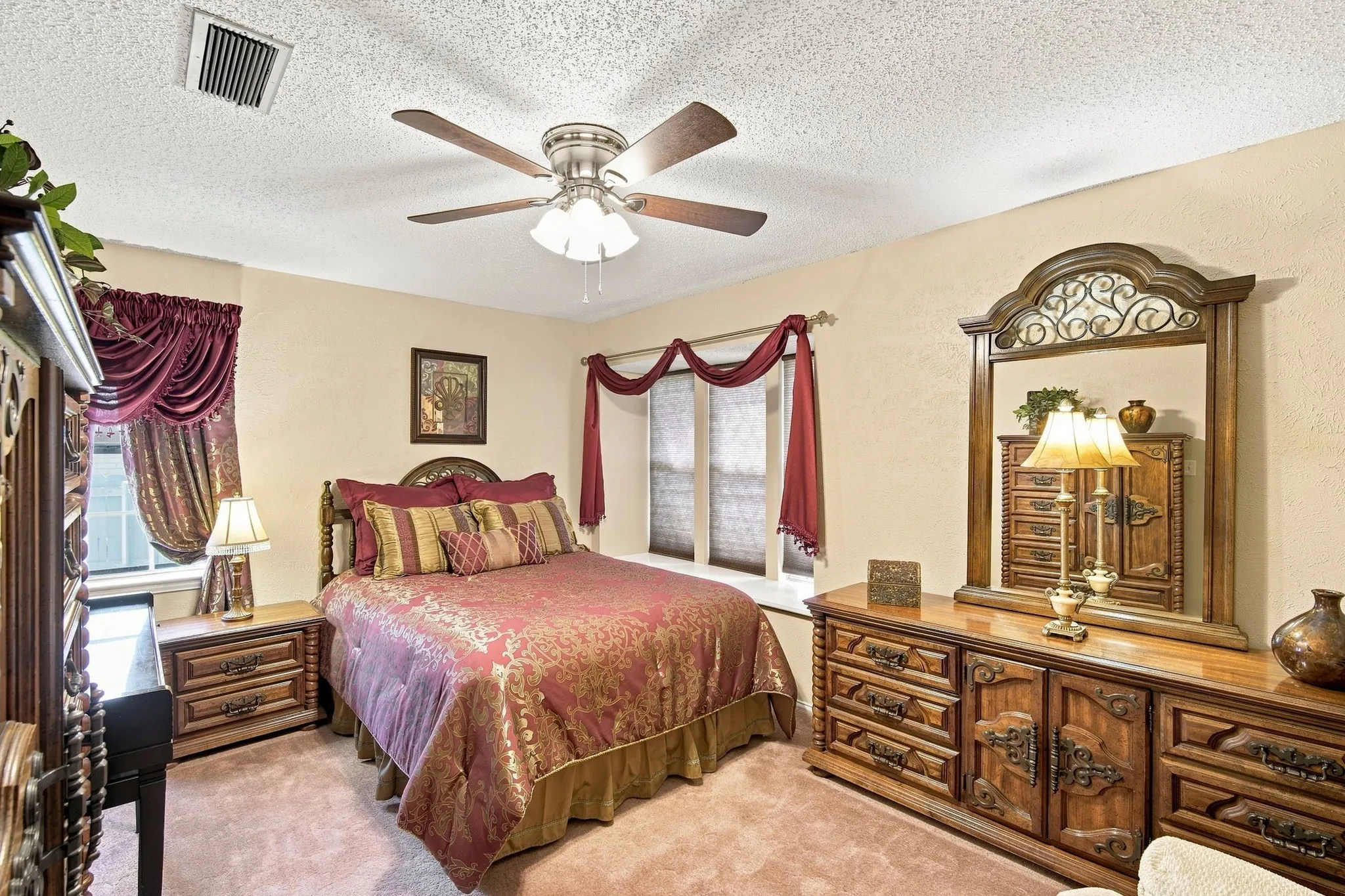 Single Family Residence For Sale in Ellis County , 2310 Louise Lane, Ennis, Texas 75119, 4 Bedroom, 3 Bathroom, 2 Garage spaces, 2,119 Sqft, built in 1976, mls#21361536, Real Estate Agent in Ennis, Homes For Sale in Ellis county, Homes For Sale in Ennis, Realtor in Ennis Texas, Real Estate Brokerage Independent Realty Texas, Luminita Cordes Realtor