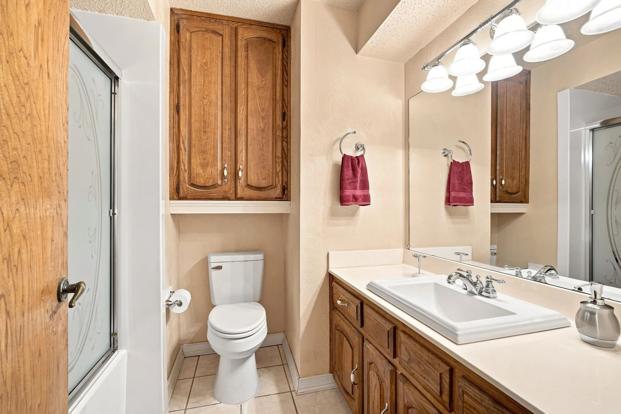 Single Family Residence For Sale in Ellis County , 2310 Louise Lane, Ennis, Texas 75119, 4 Bedroom, 3 Bathroom, 2 Garage spaces, 2,119 Sqft, built in 1976, mls#21361536, Real Estate Agent in Ennis, Homes For Sale in Ellis county, Homes For Sale in Ennis, Realtor in Ennis Texas, Real Estate Brokerage Independent Realty Texas, Luminita Cordes Realtor