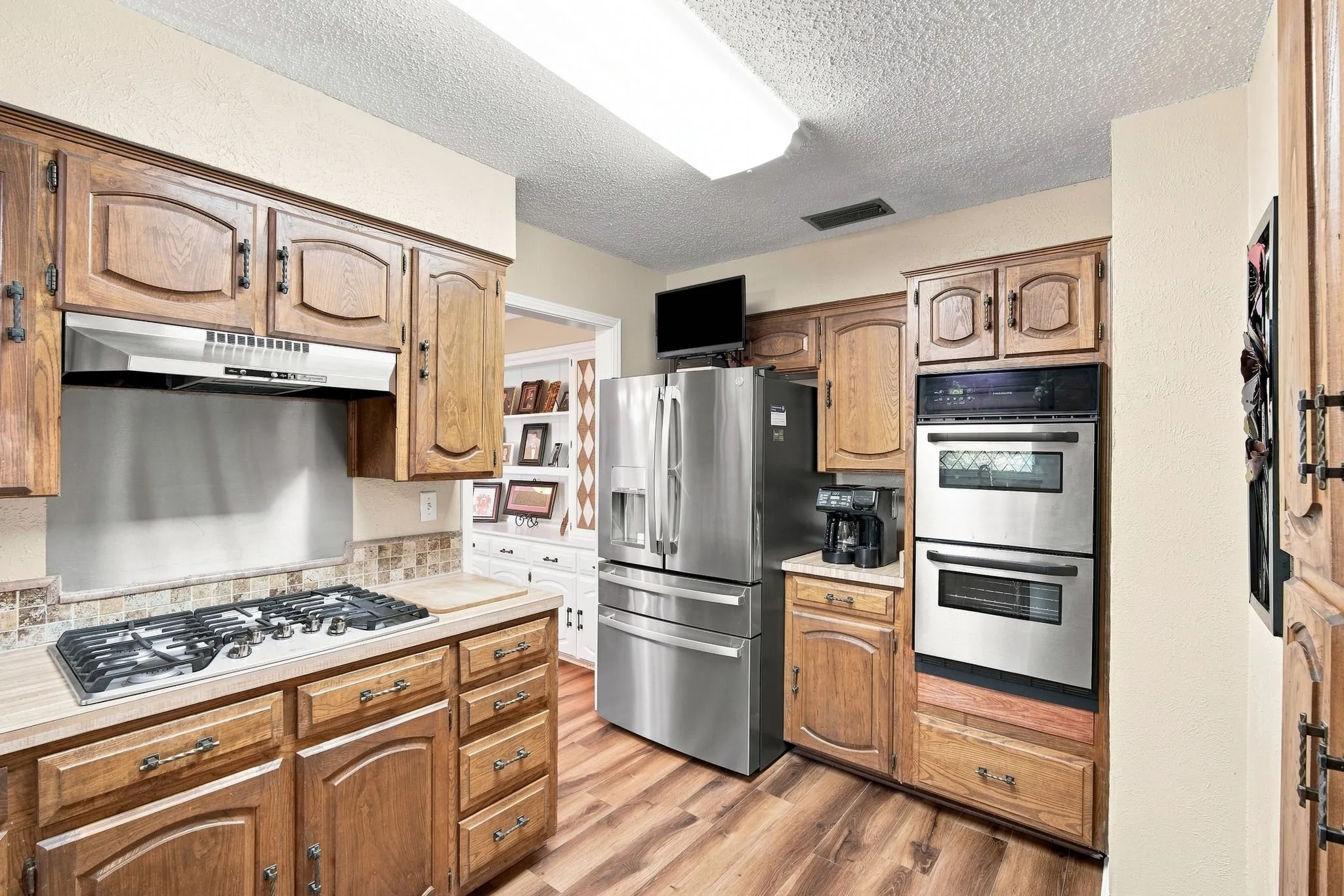 Single Family Residence For Sale in Ellis County , 2310 Louise Lane, Ennis, Texas 75119, 4 Bedroom, 3 Bathroom, 2 Garage spaces, 2,119 Sqft, built in 1976, mls#21361536, Real Estate Agent in Ennis, Homes For Sale in Ellis county, Homes For Sale in Ennis, Realtor in Ennis Texas, Real Estate Brokerage Independent Realty Texas, Luminita Cordes Realtor