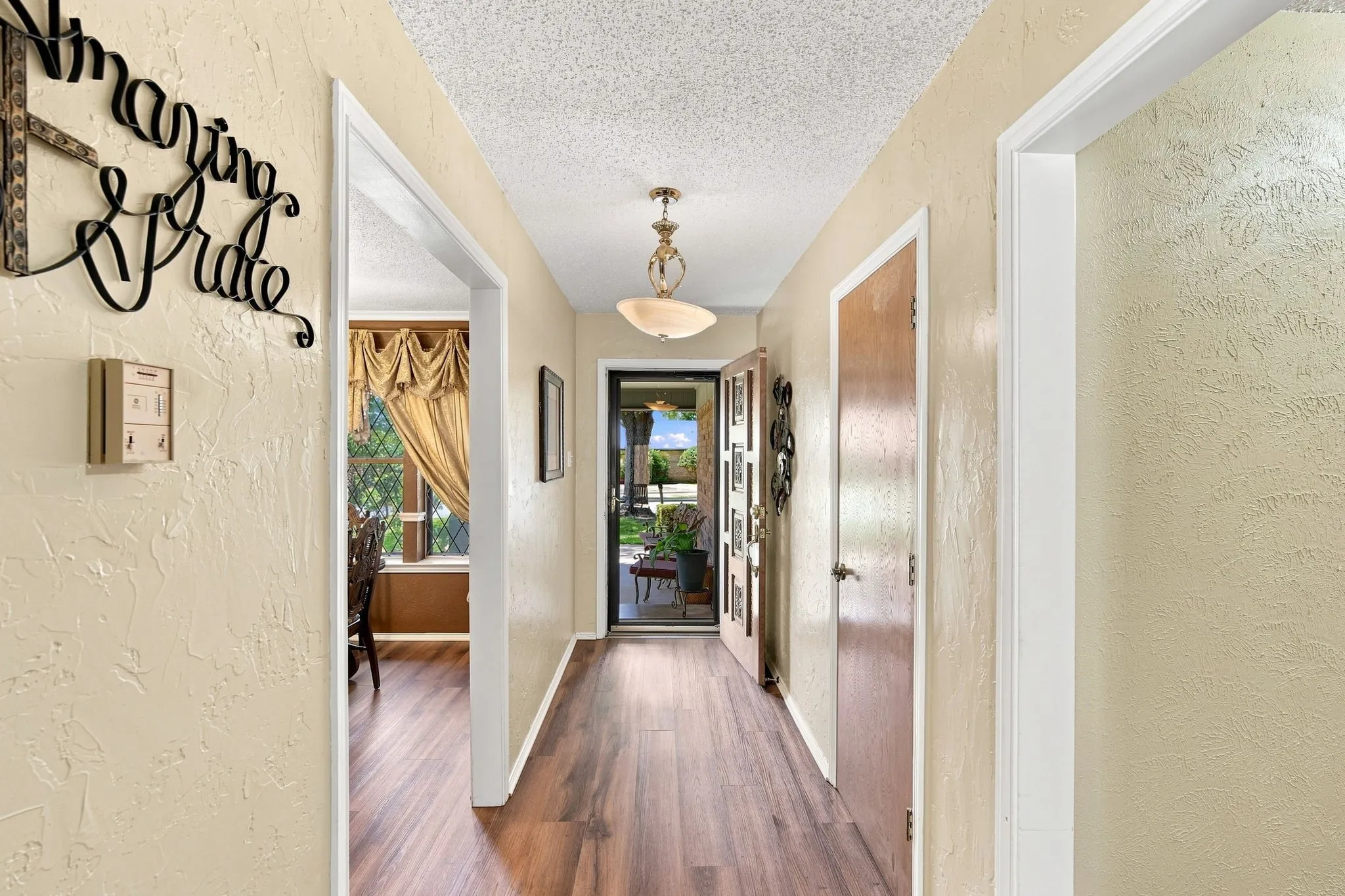 Single Family Residence For Sale in Ellis County , 2310 Louise Lane, Ennis, Texas 75119, 4 Bedroom, 3 Bathroom, 2 Garage spaces, 2,119 Sqft, built in 1976, mls#21361536, Real Estate Agent in Ennis, Homes For Sale in Ellis county, Homes For Sale in Ennis, Realtor in Ennis Texas, Real Estate Brokerage Independent Realty Texas, Luminita Cordes Realtor